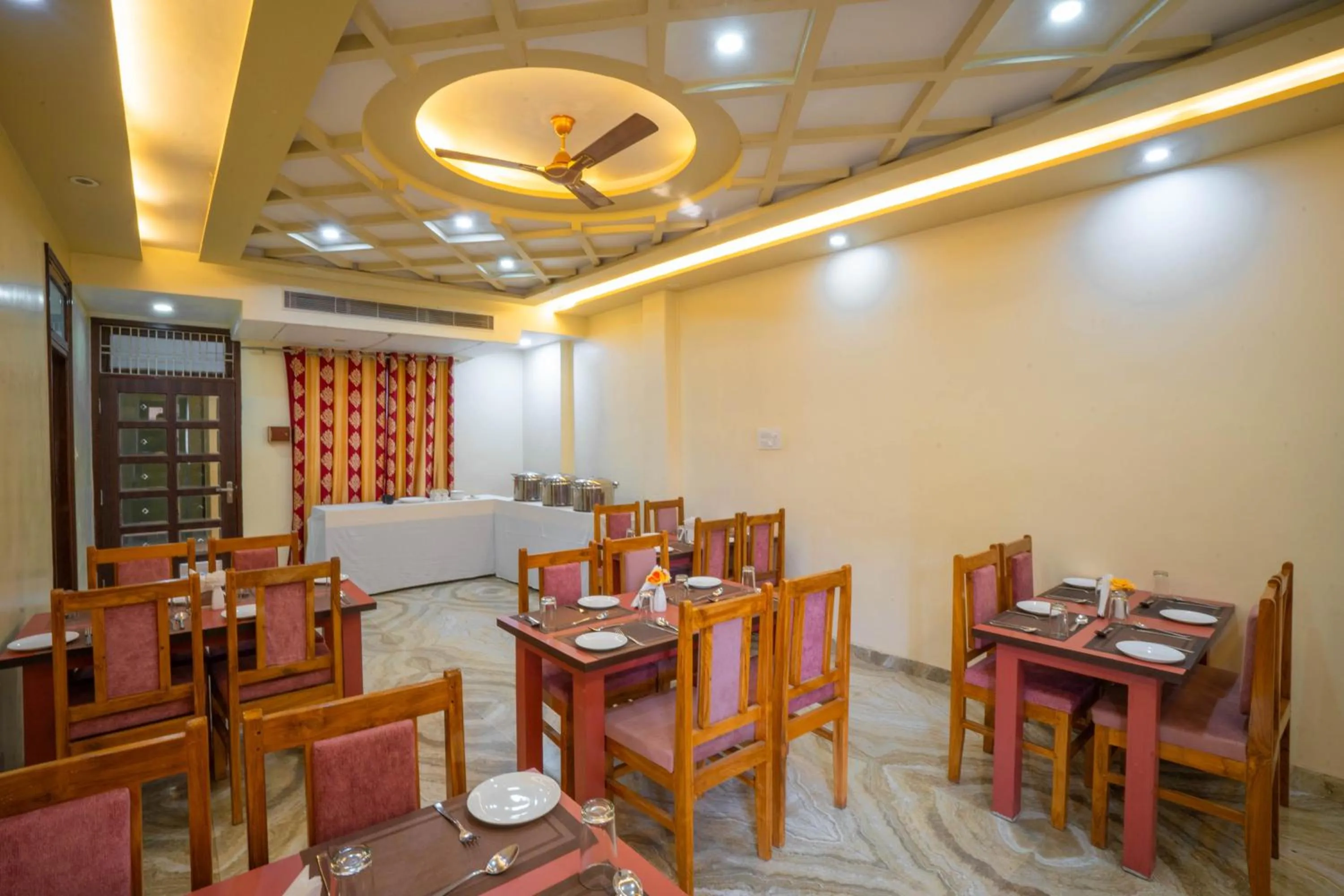 Restaurant/places to eat in Hotel Kiaara