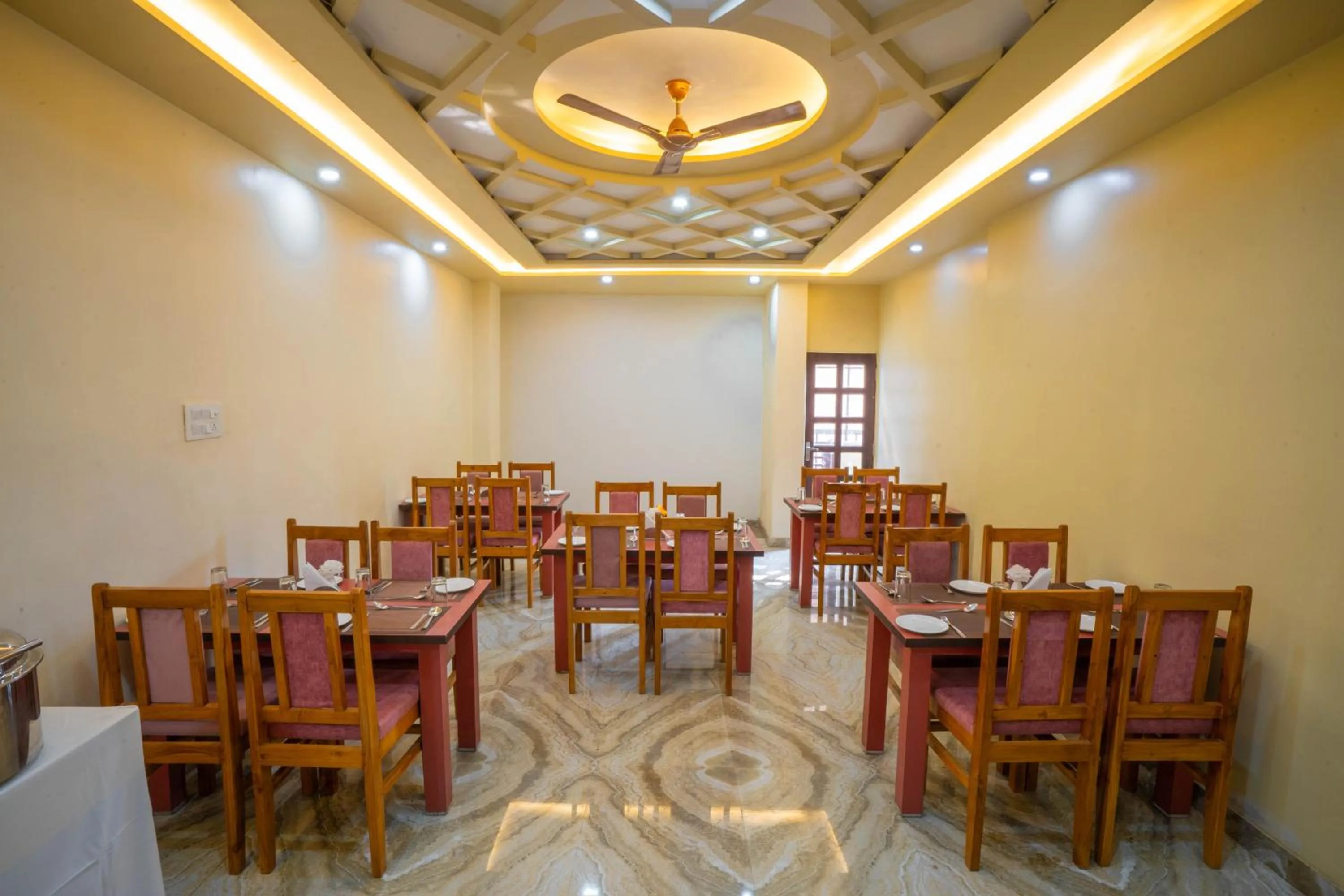 Restaurant/places to eat in Hotel Kiaara
