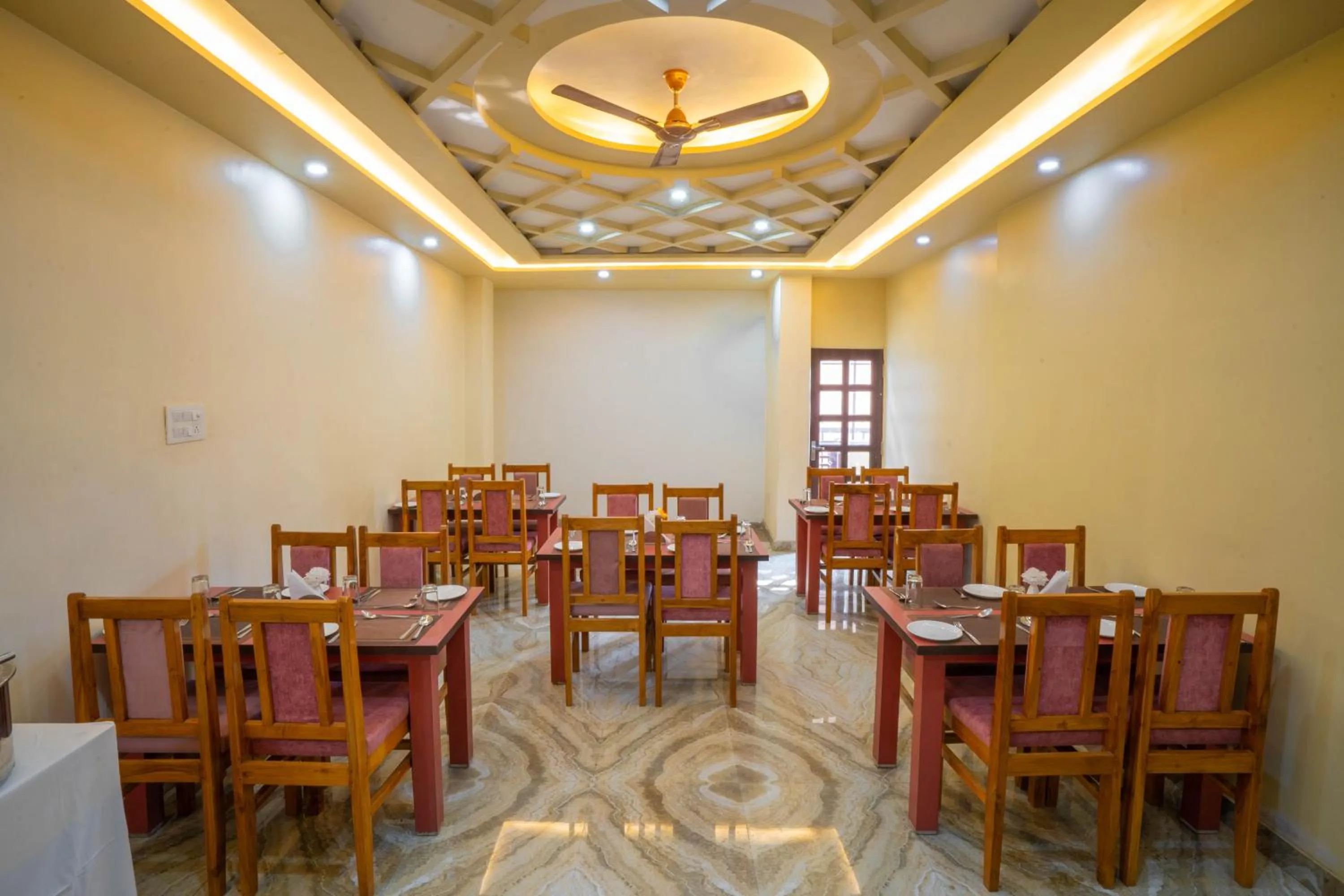 Restaurant/places to eat in Hotel Kiaara