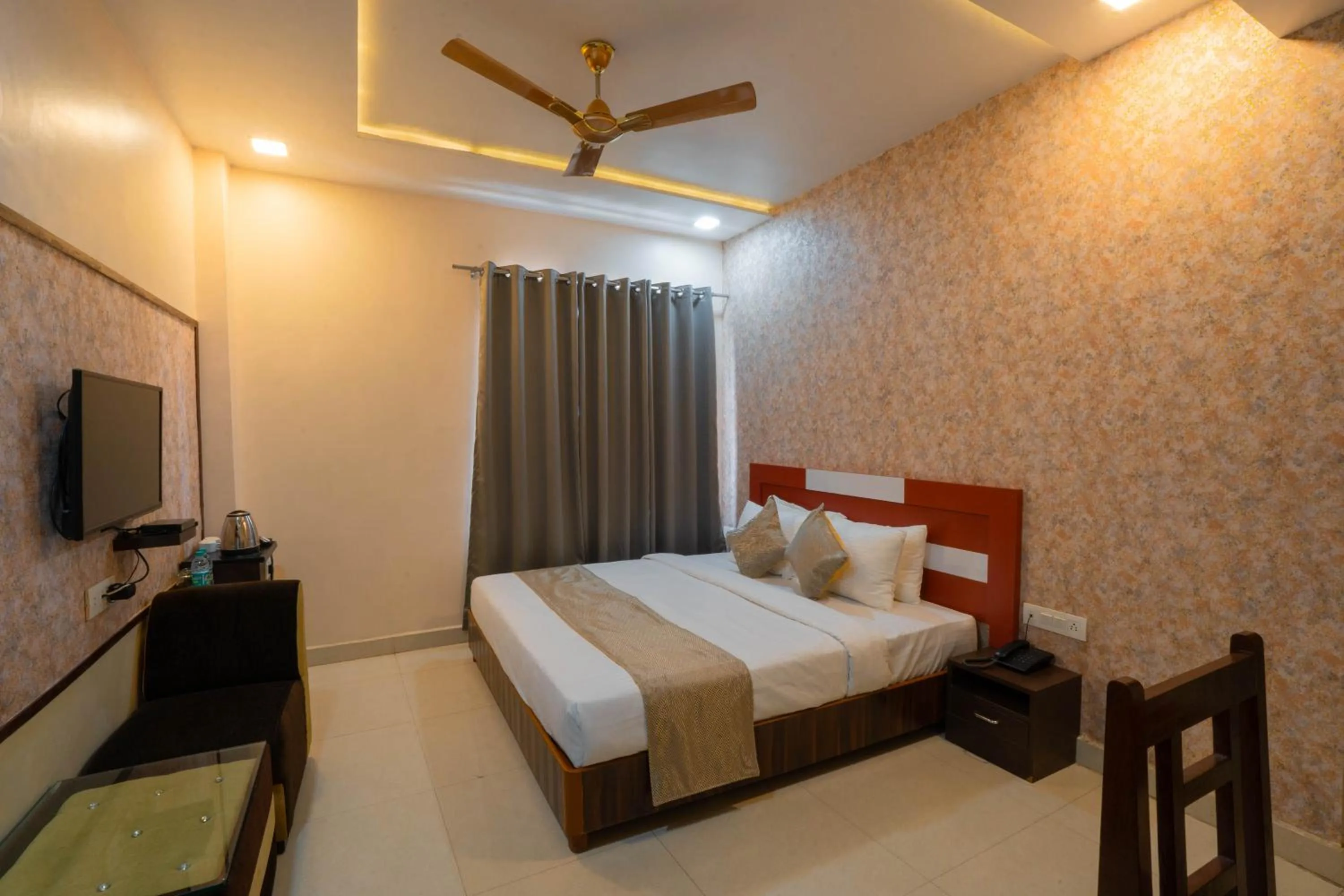 Communal lounge/ TV room, Bed in Hotel Kiaara