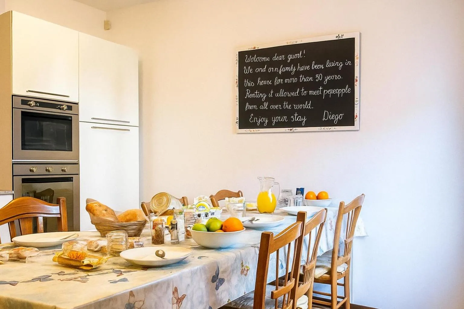 Communal kitchen in B&B Airport Venice Diego 2
