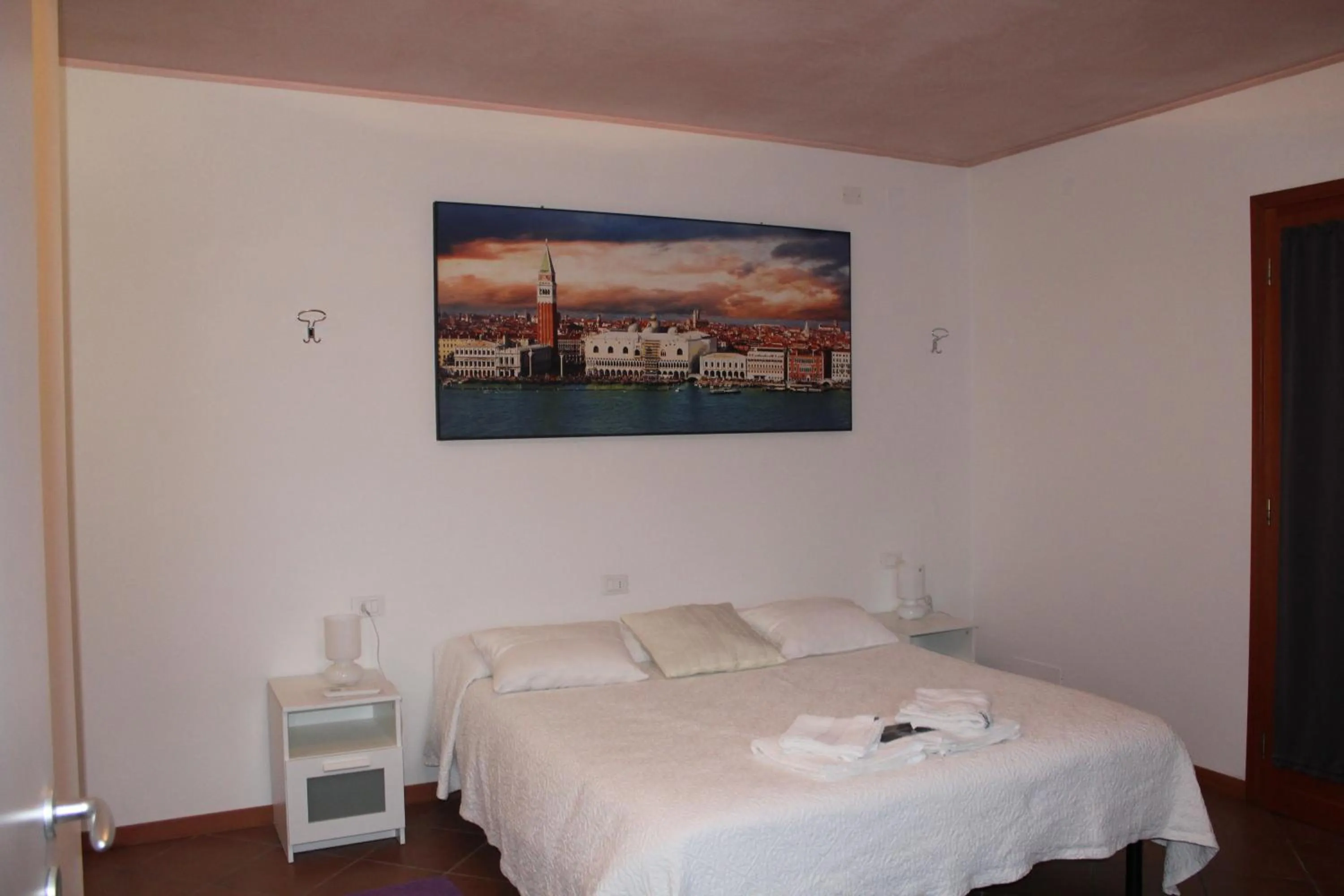 Property building, Bed in B&B Airport Venice Diego 2
