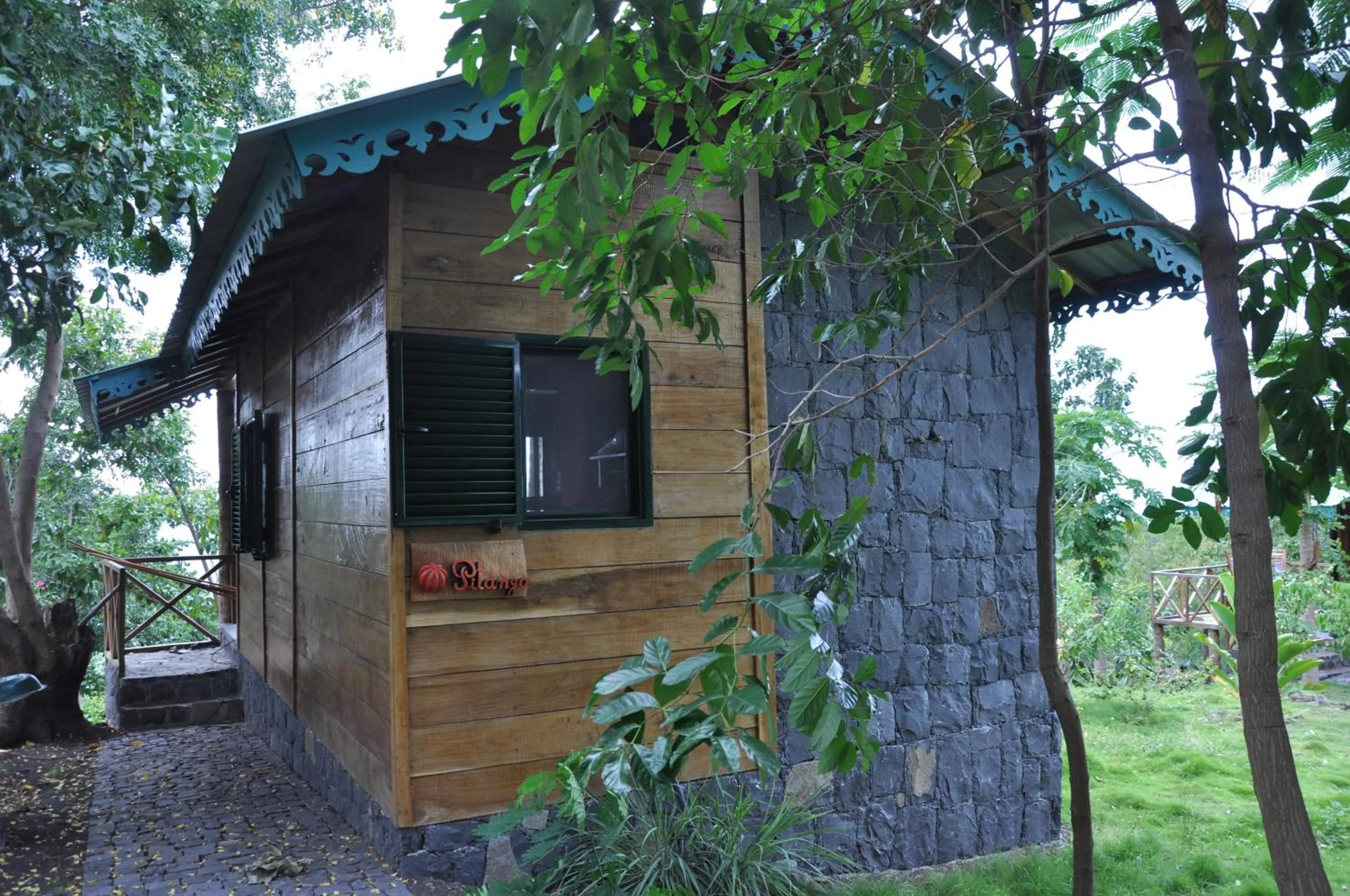Facade/entrance in Mucumbli