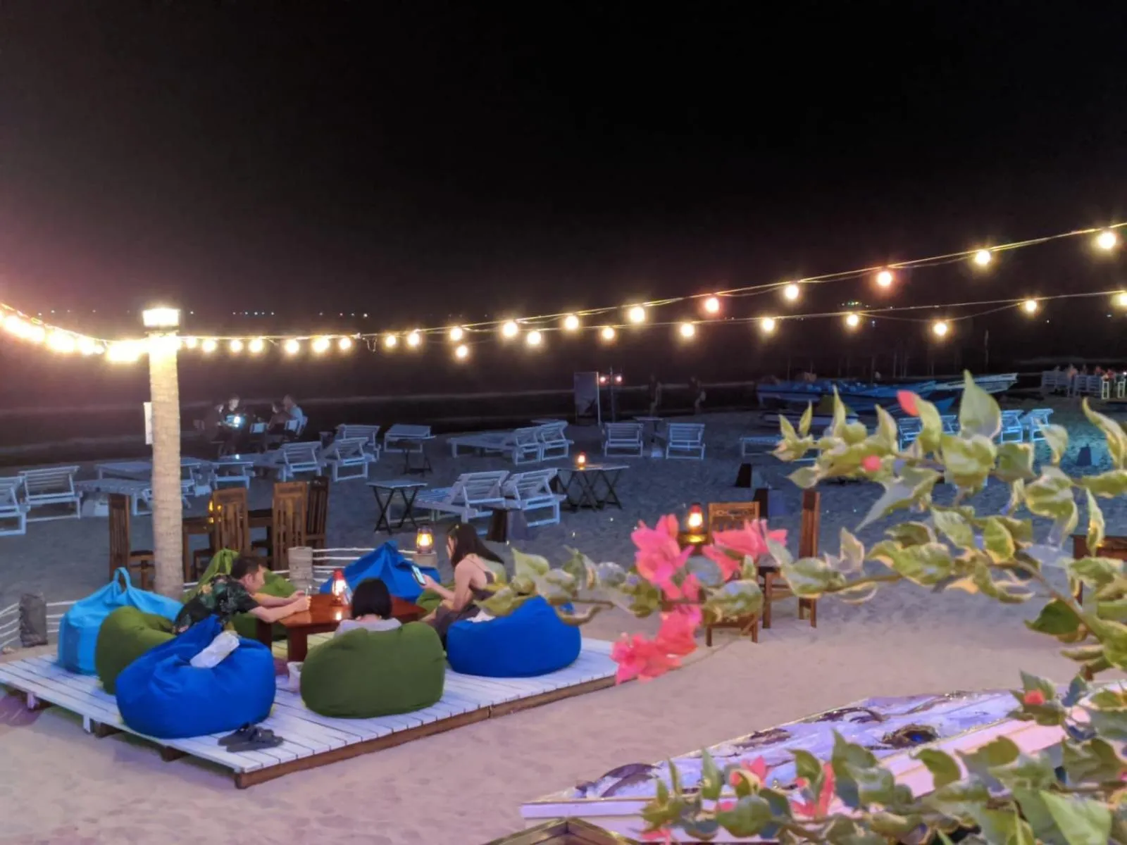 Restaurant/places to eat in Blue Sand Beach Resort