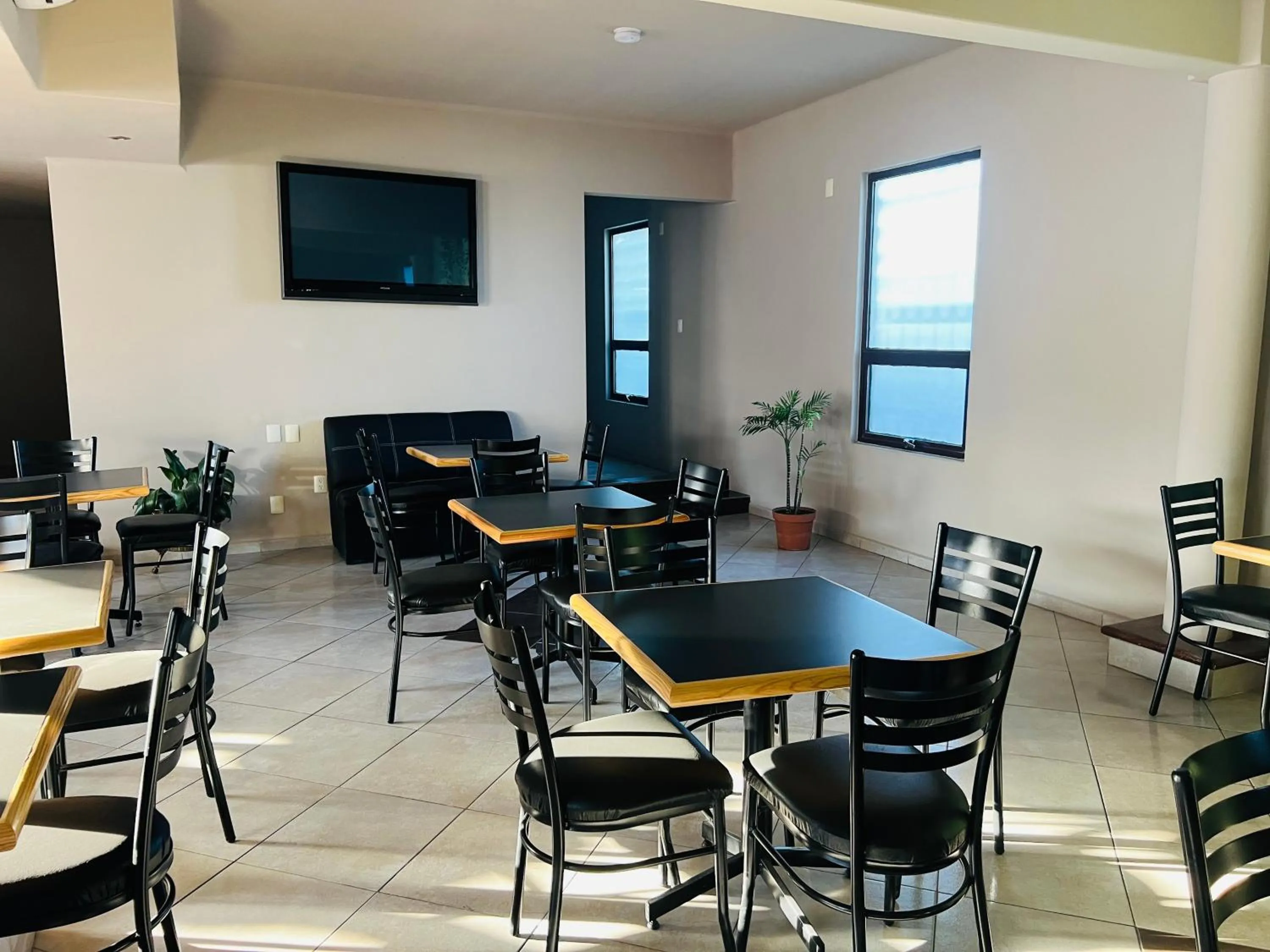 Restaurant/places to eat in QA Hotel