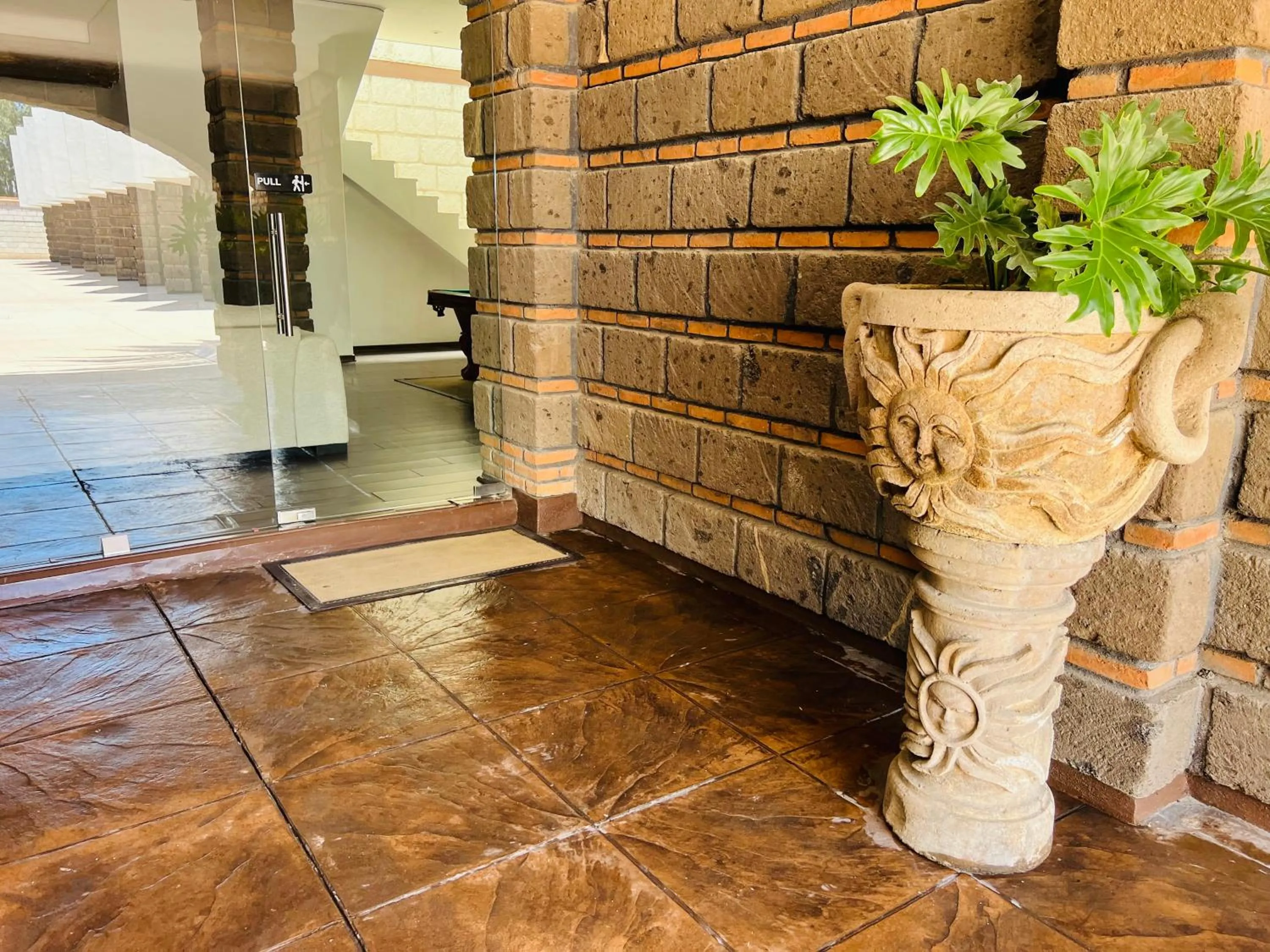 Facade/entrance in QA Hotel