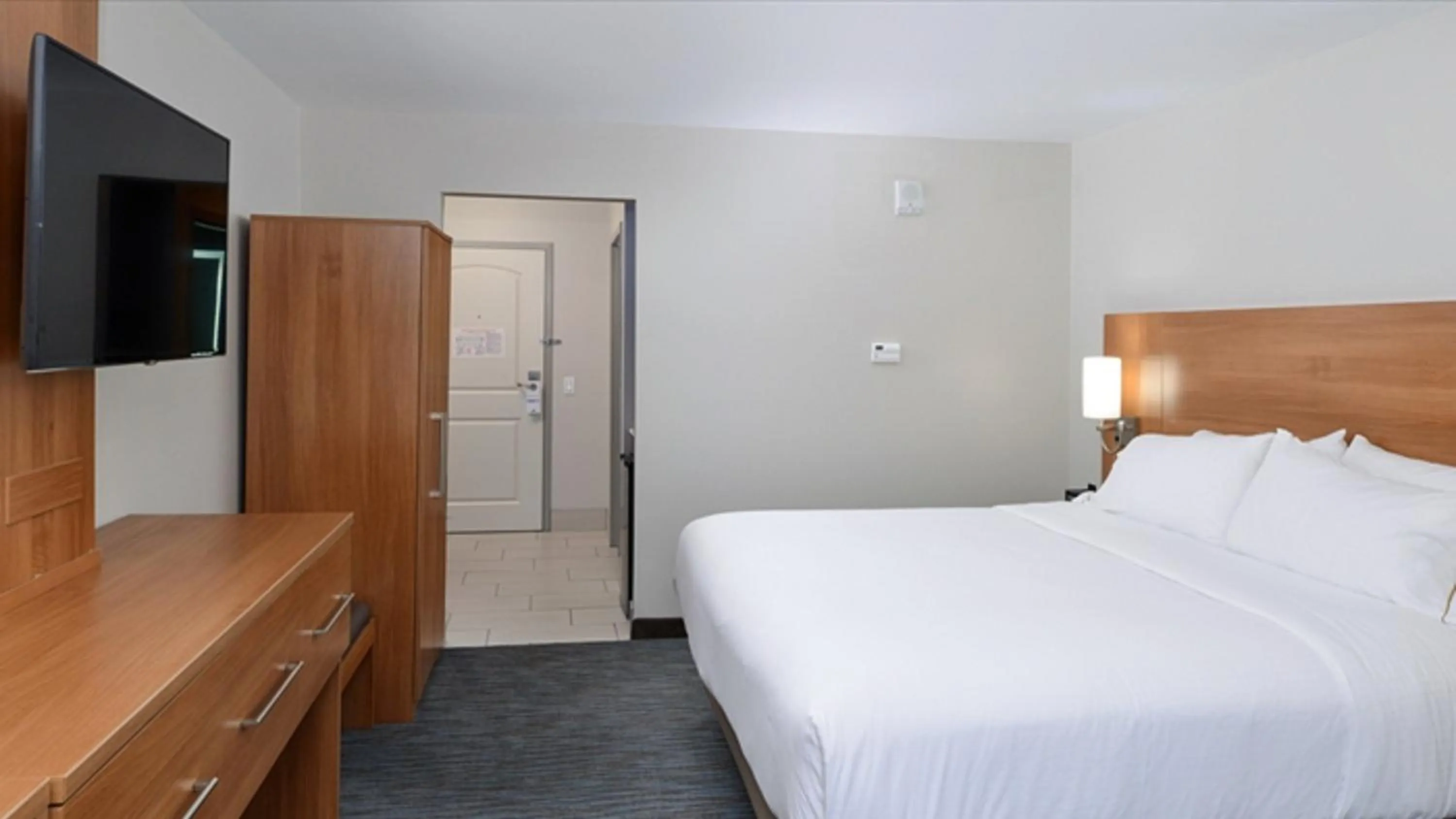 Photo of the whole room, Bed in Holiday Inn Express & Suites Lexington Midtown - I-75 by IHG