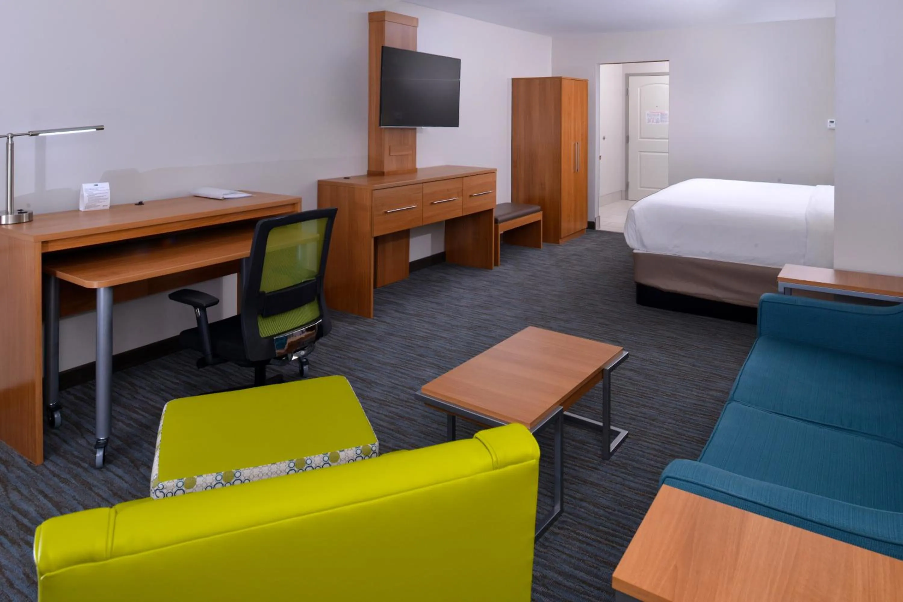 Living room, Bed in Holiday Inn Express & Suites Lexington Midtown - I-75 by IHG