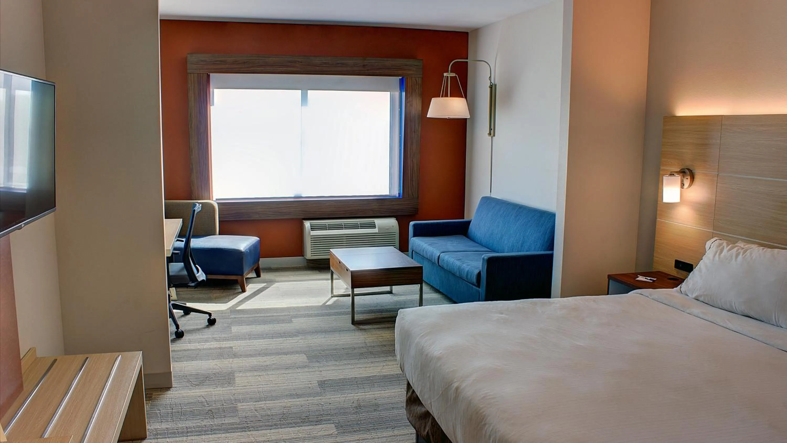 Photo of the whole room, Bed in Holiday Inn Express Spencer by IHG