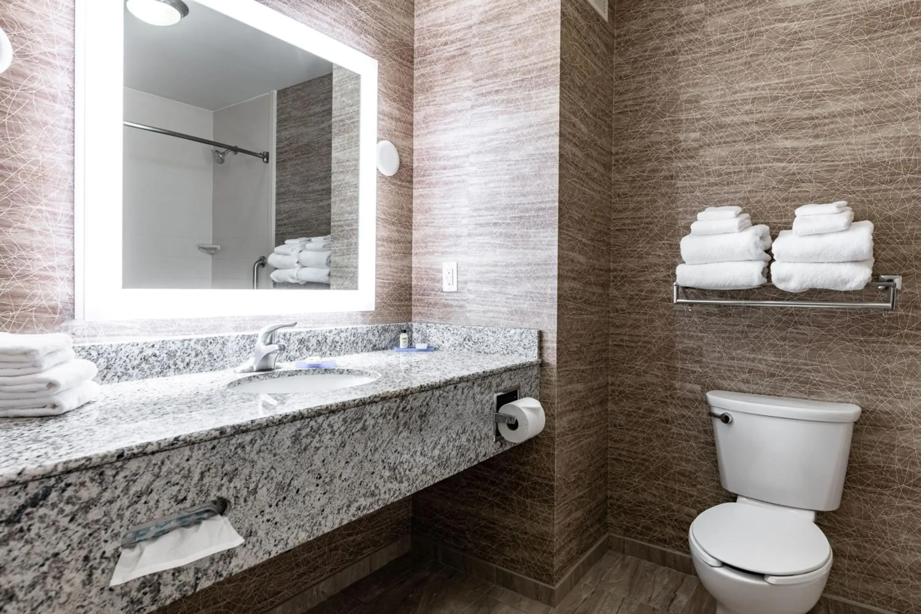 Standard King Room with Accessible Tub - Mobility Access in Holiday Inn Express & Suites New Martinsville by IHG Standard King Room with Accessible Tub - Mobility Access in Holiday Inn Express & Suites New Martinsville by IHG