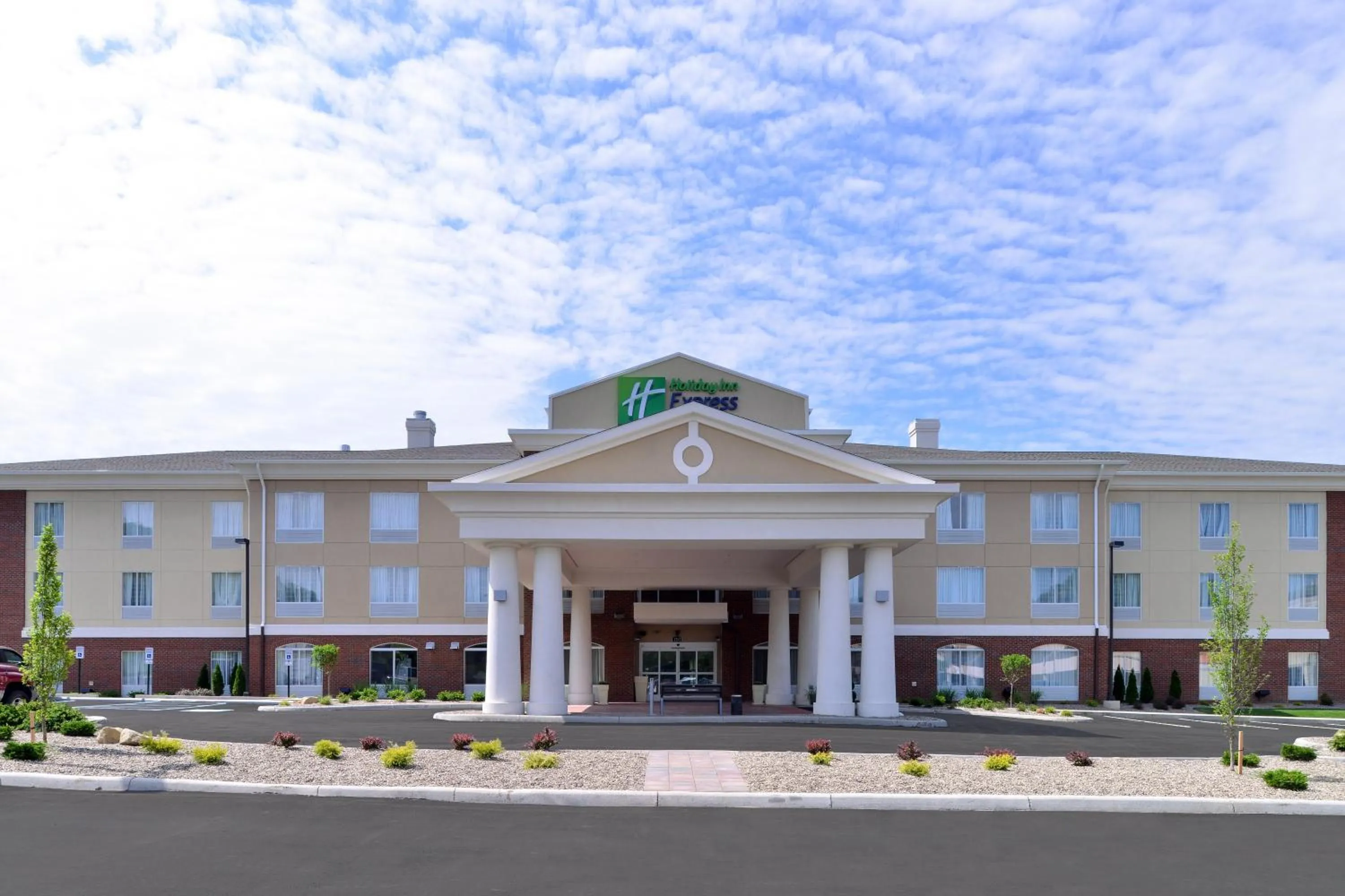 Property building in Holiday Inn Express & Suites New Martinsville by IHG