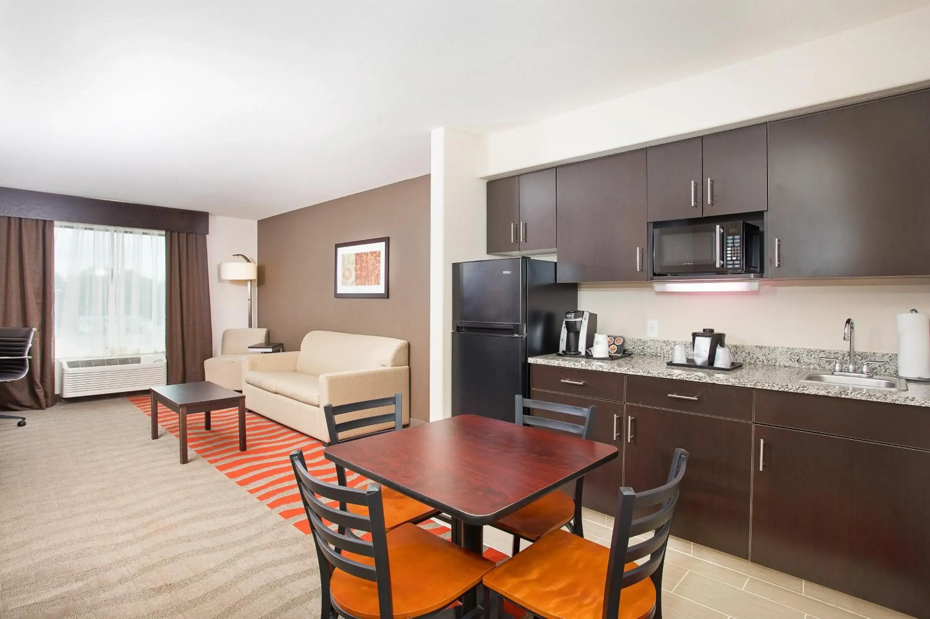 Executive Queen Room with Two Queen Beds in Holiday Inn Express Hotel & Suites Glasgow by IHG Executive Queen Room with Two Queen Beds in Holiday Inn Express Hotel & Suites Glasgow by IHG