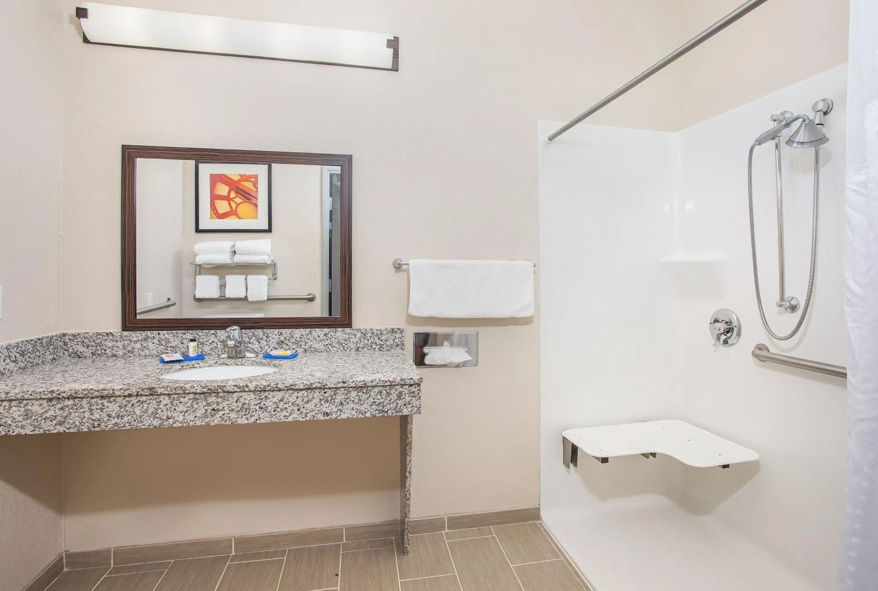 Photo of the whole room in Holiday Inn Express Hotel & Suites Glasgow by IHG