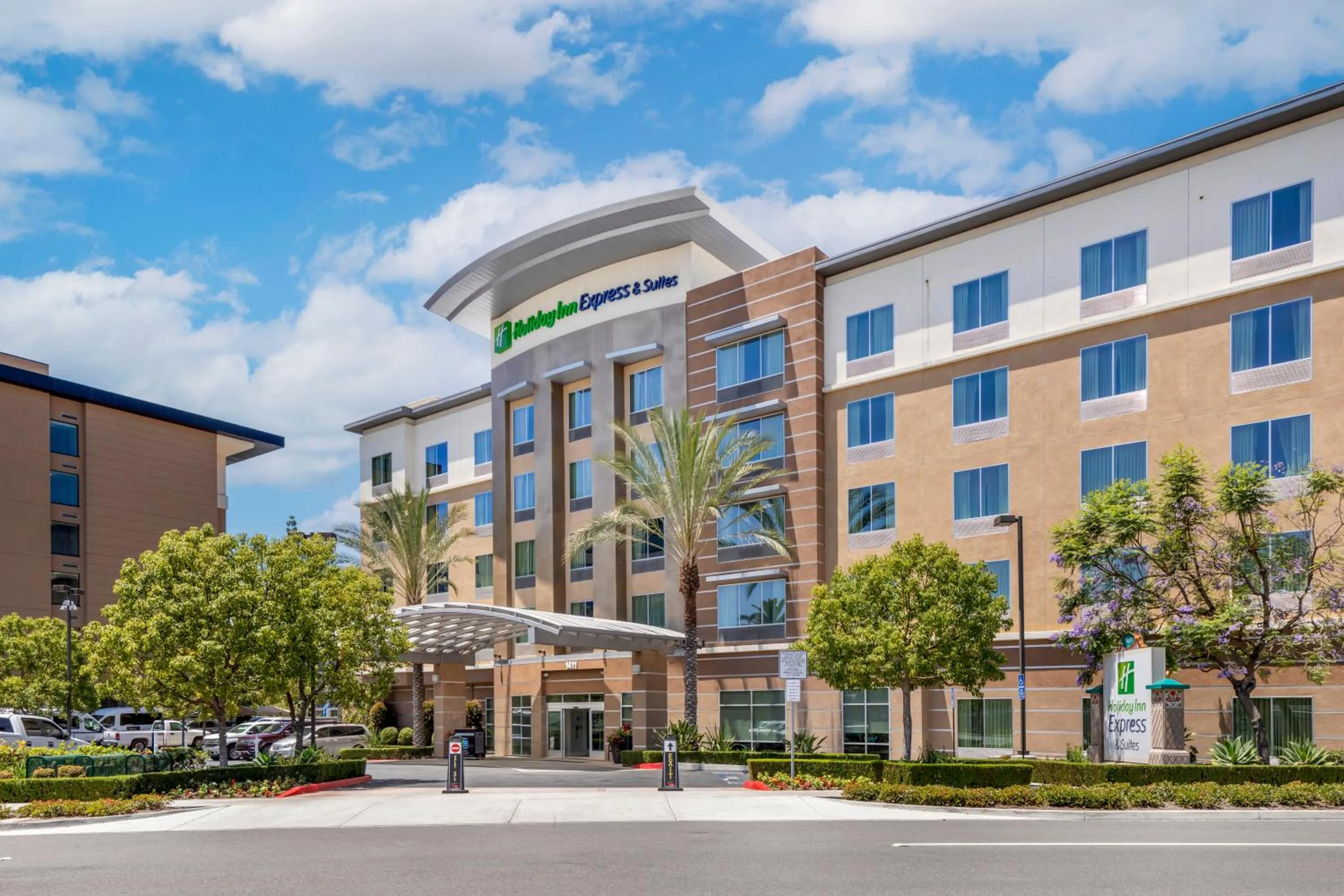 Property building in Holiday Inn Express & Suites Anaheim Resort Area by IHG