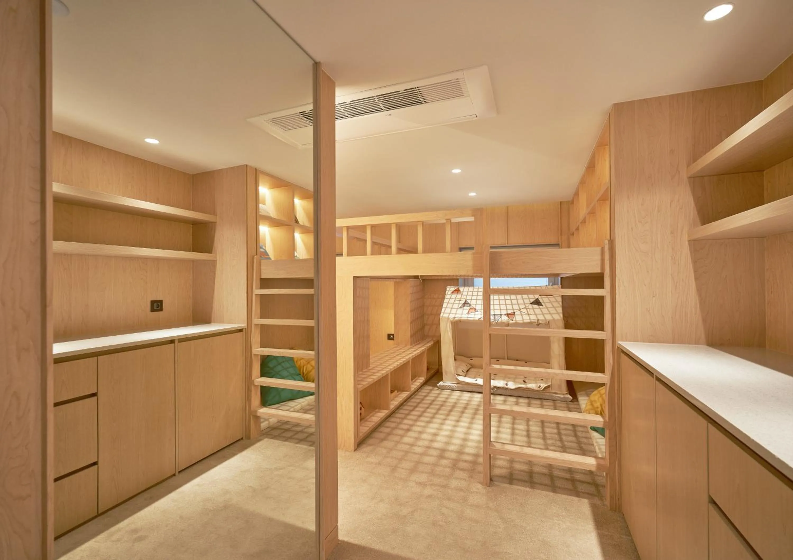 Photo of the whole room, Bed in UH Continental CenterPoint