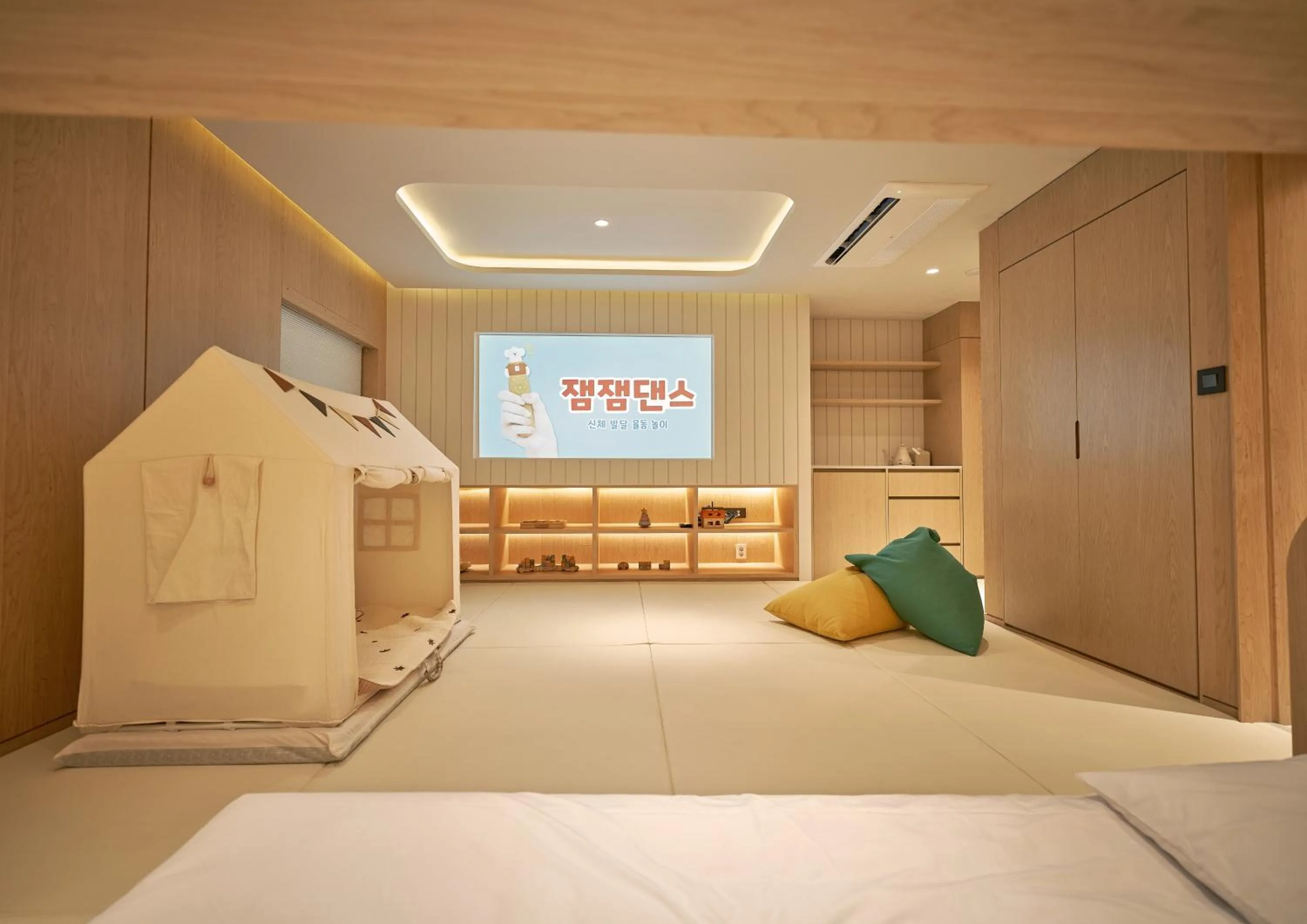 Photo of the whole room, Bed in UH Continental CenterPoint