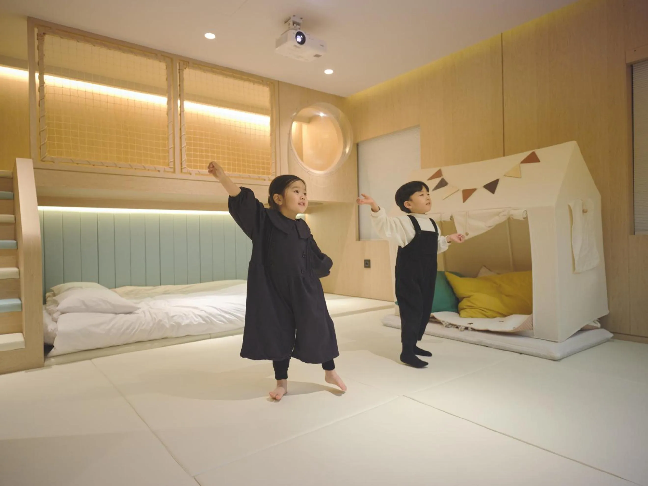 People, Bed in UH Continental CenterPoint