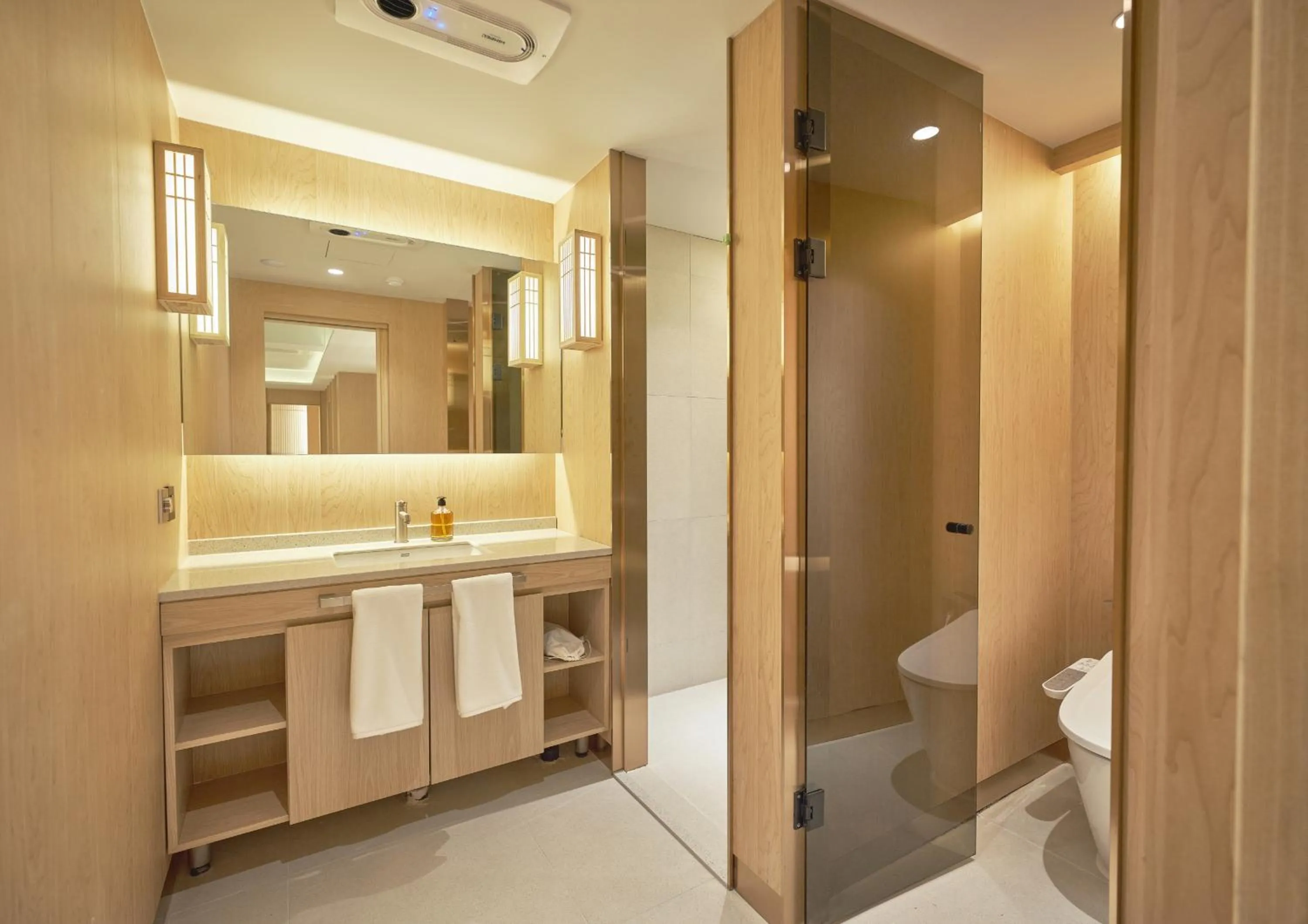 Shower in UH Continental CenterPoint