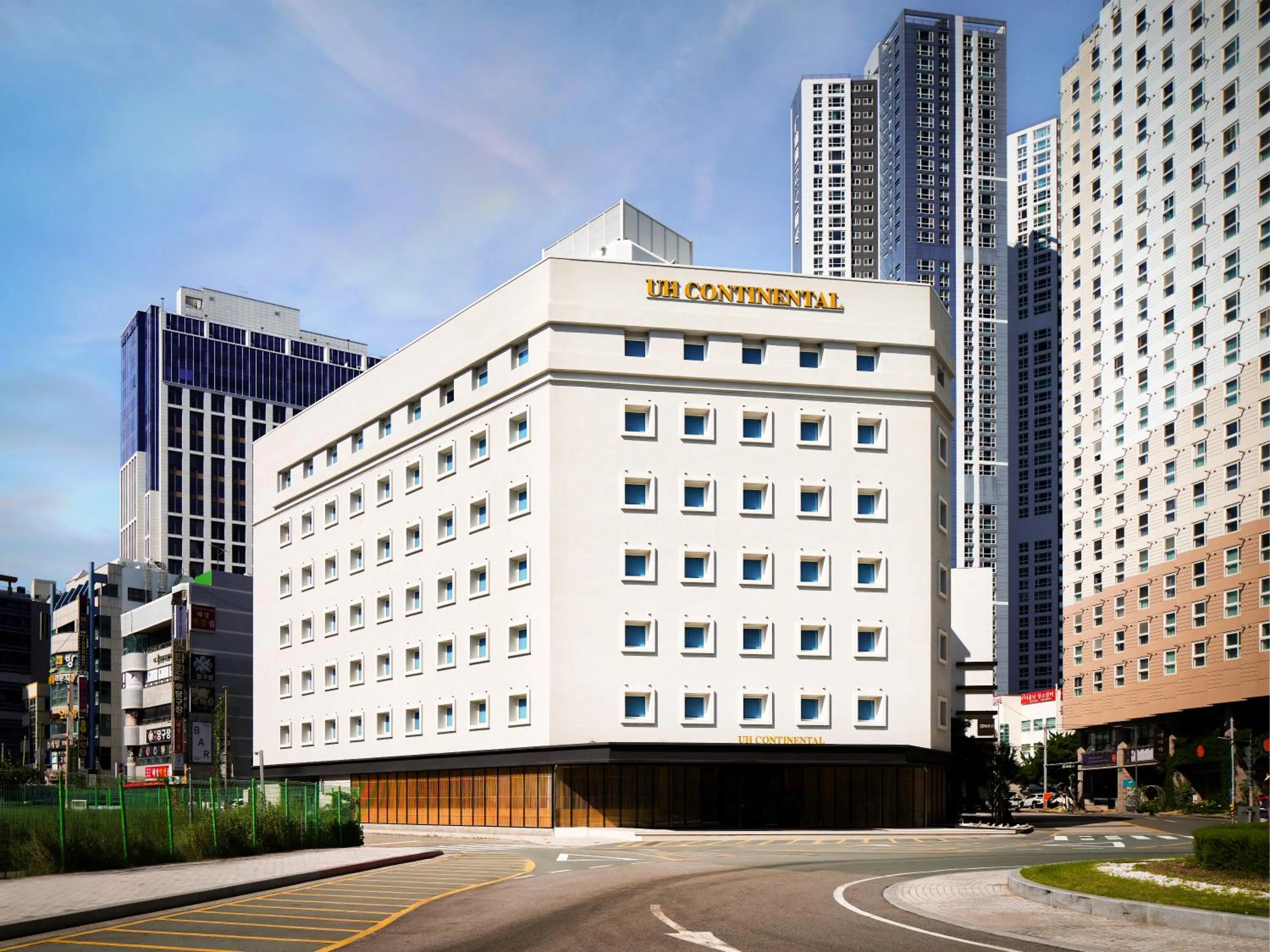 Property building in UH Continental CenterPoint