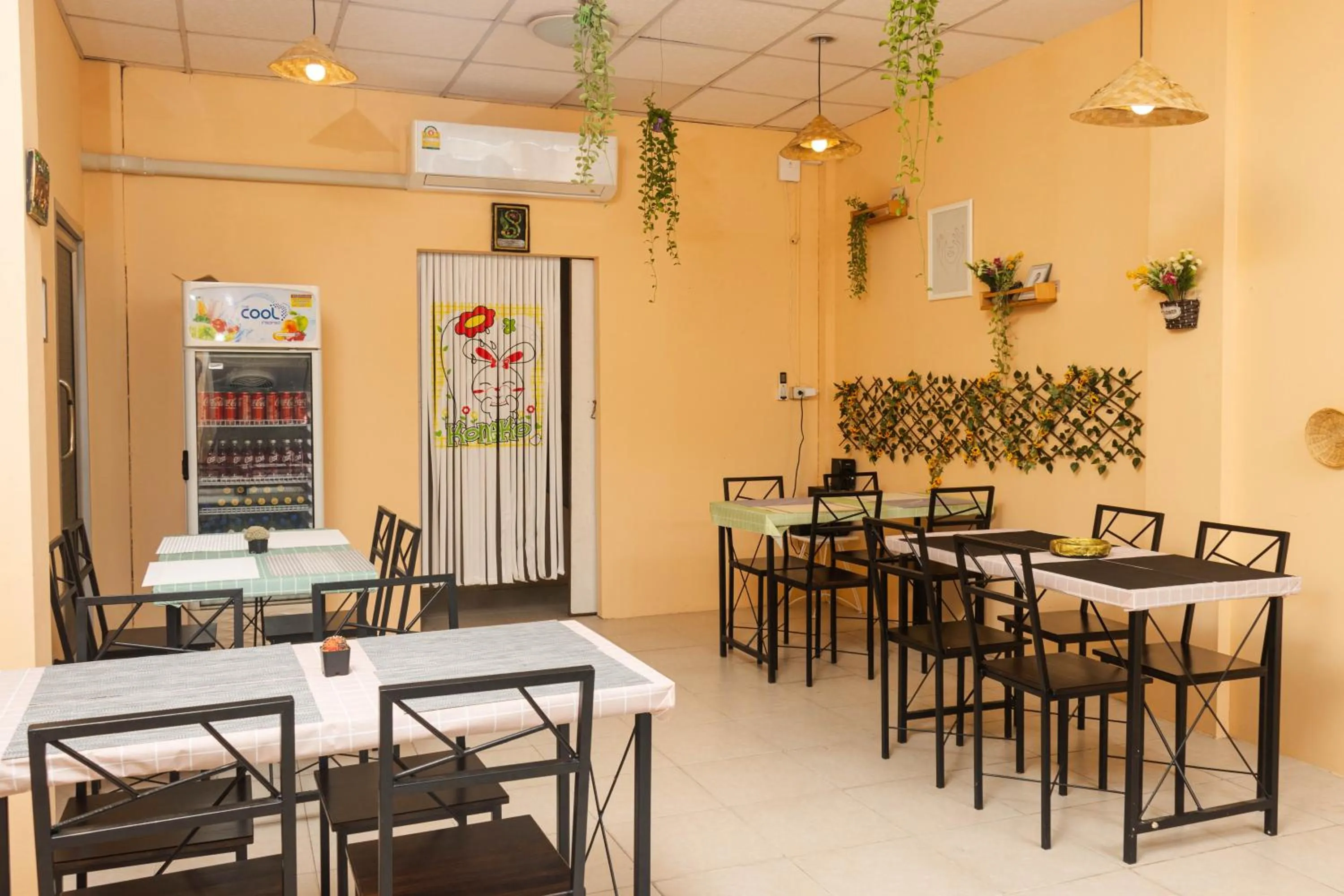 Restaurant/places to eat in Taw Win Place