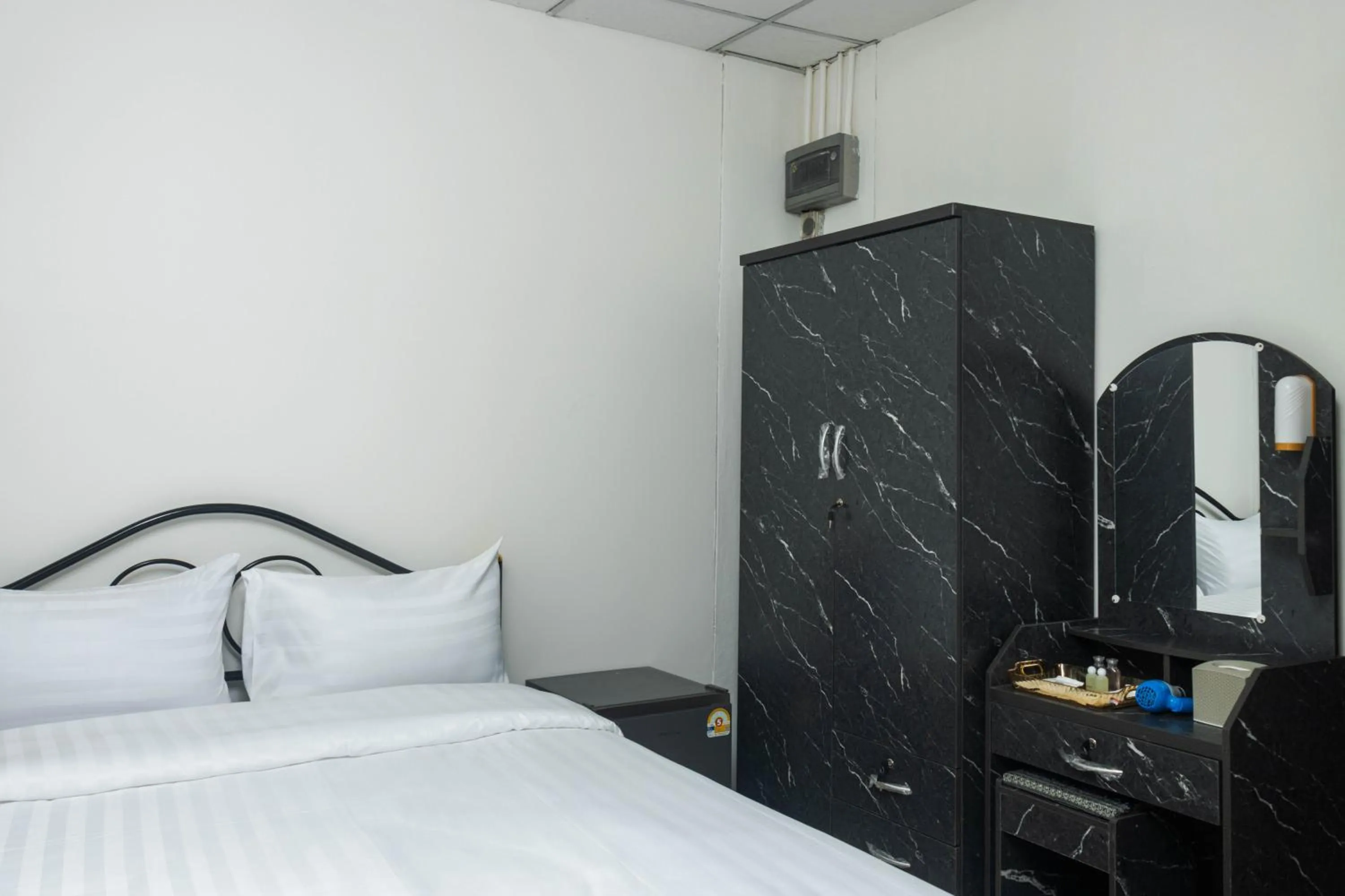 Photo of the whole room, Bed in Taw Win Place