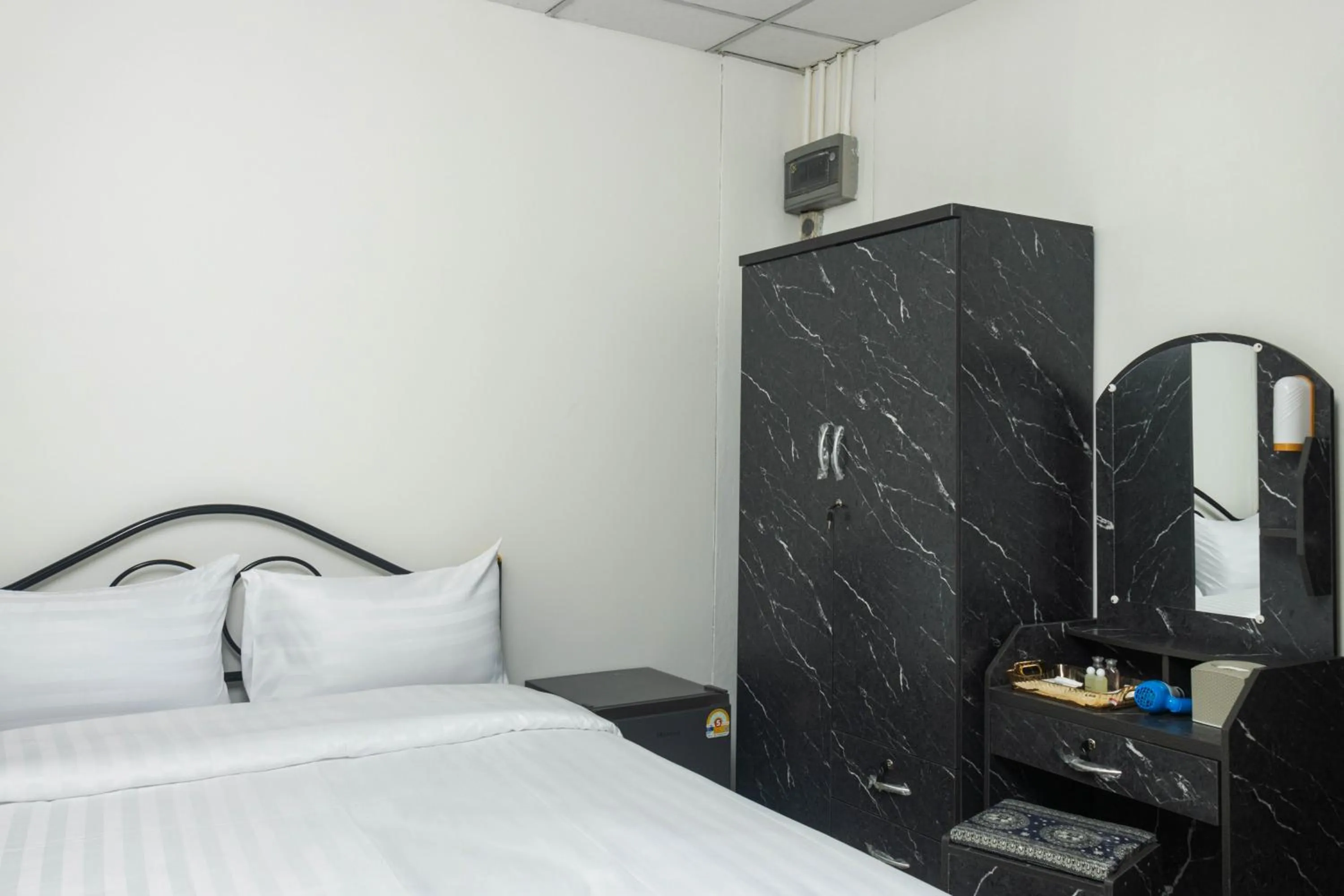 Photo of the whole room, Bed in Taw Win Place