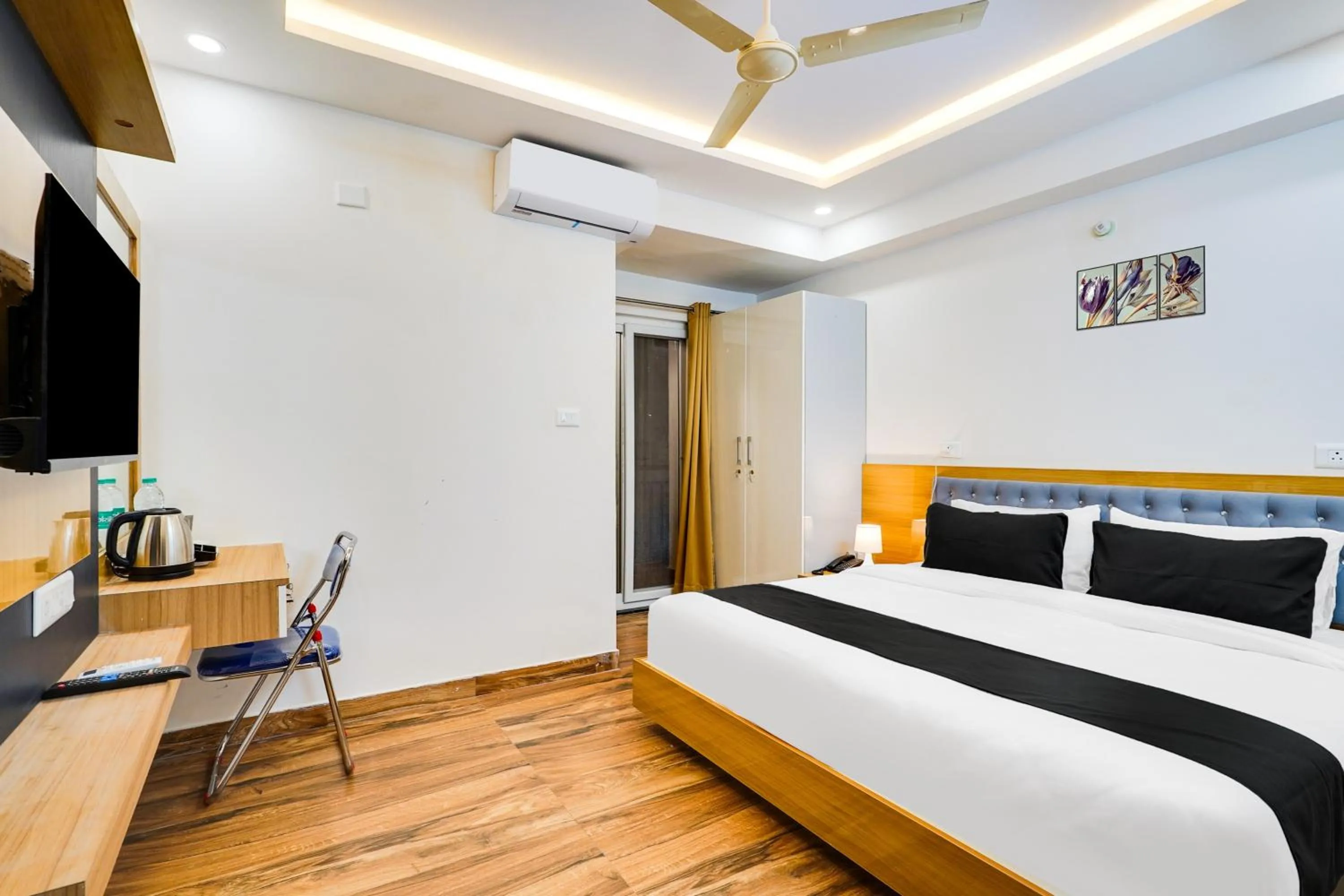 Bedroom, Bed in Townhouse RedMoon Suites