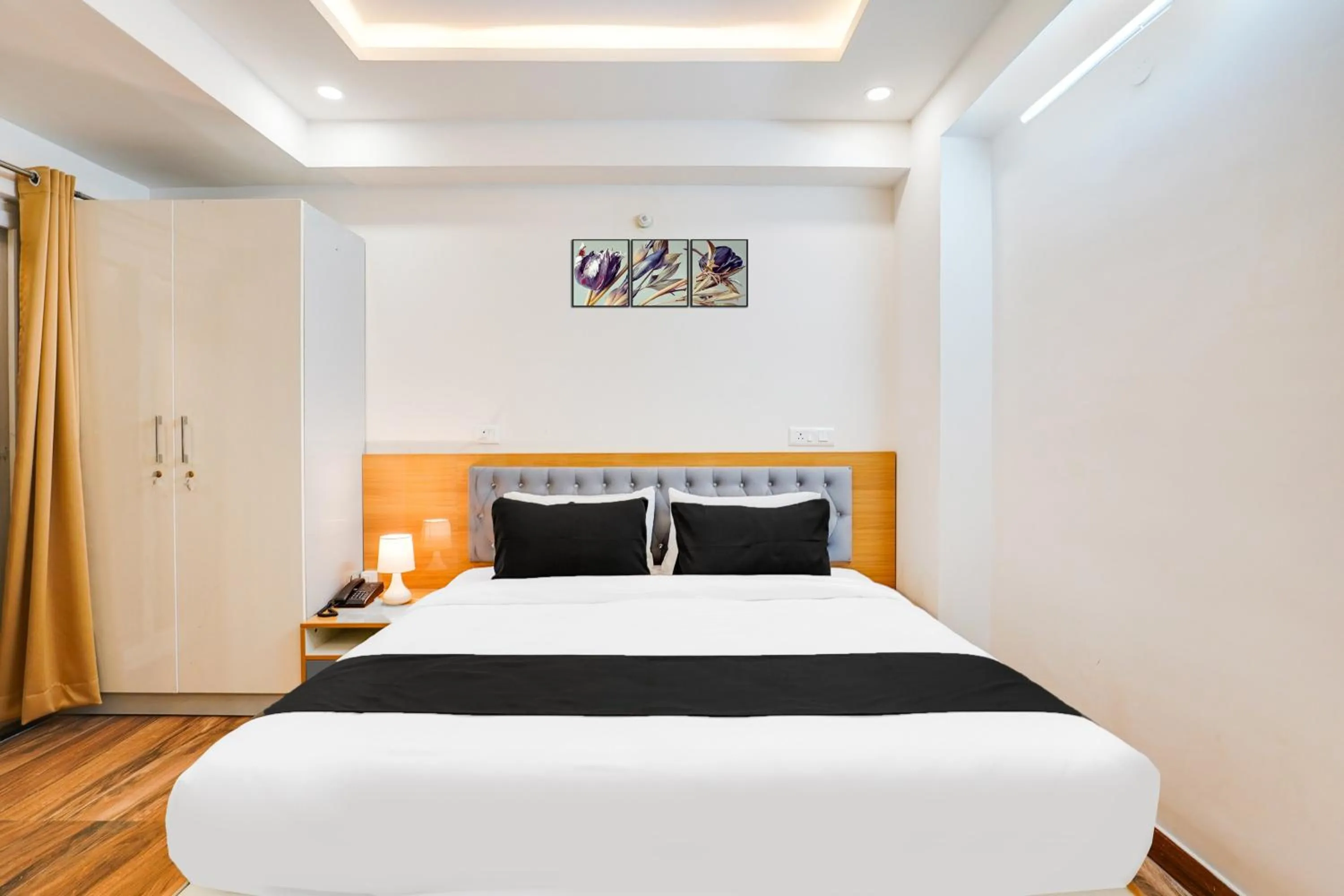 Bedroom, Bed in Townhouse RedMoon Suites