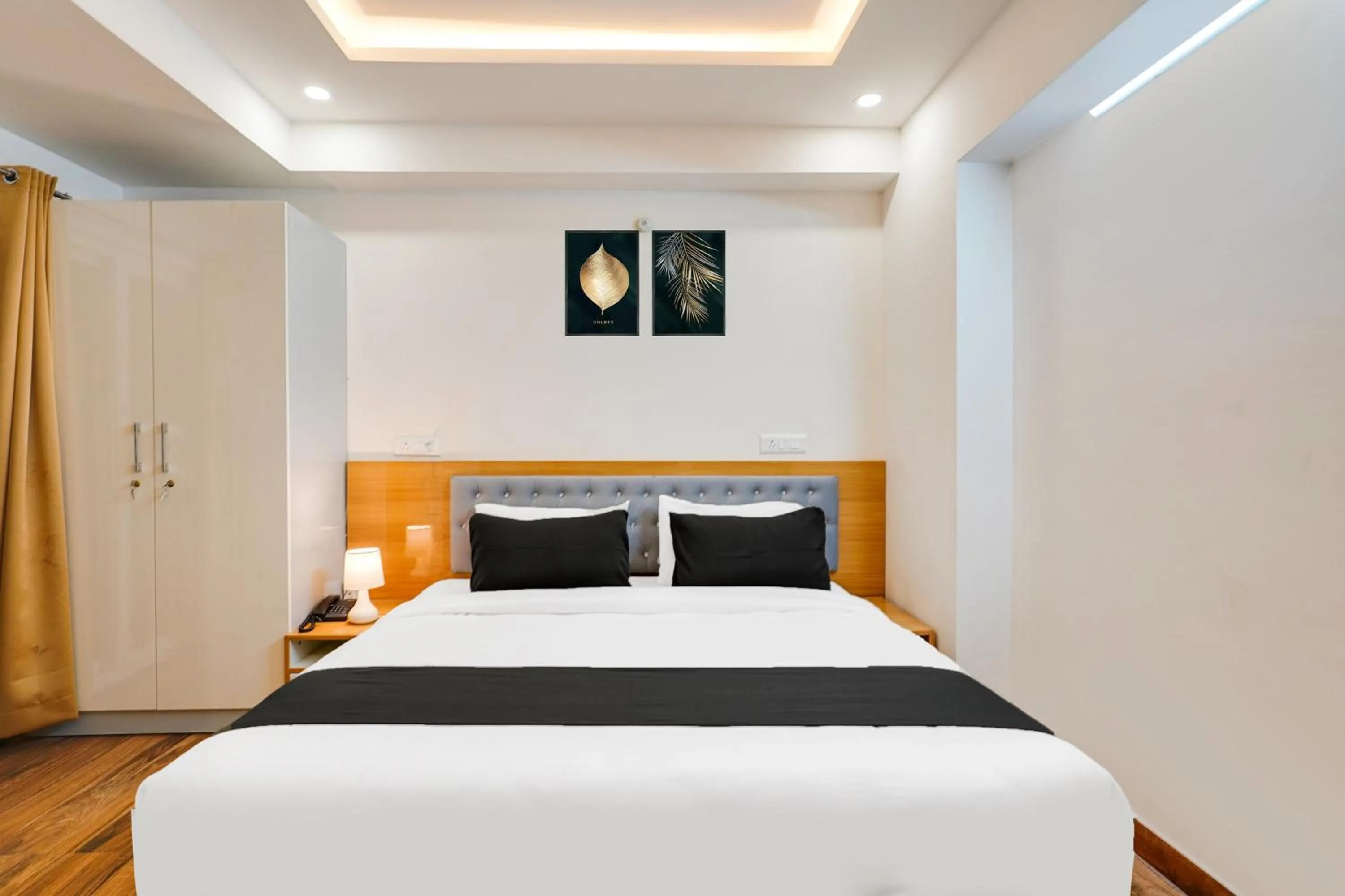 Bedroom, Bed in Townhouse RedMoon Suites