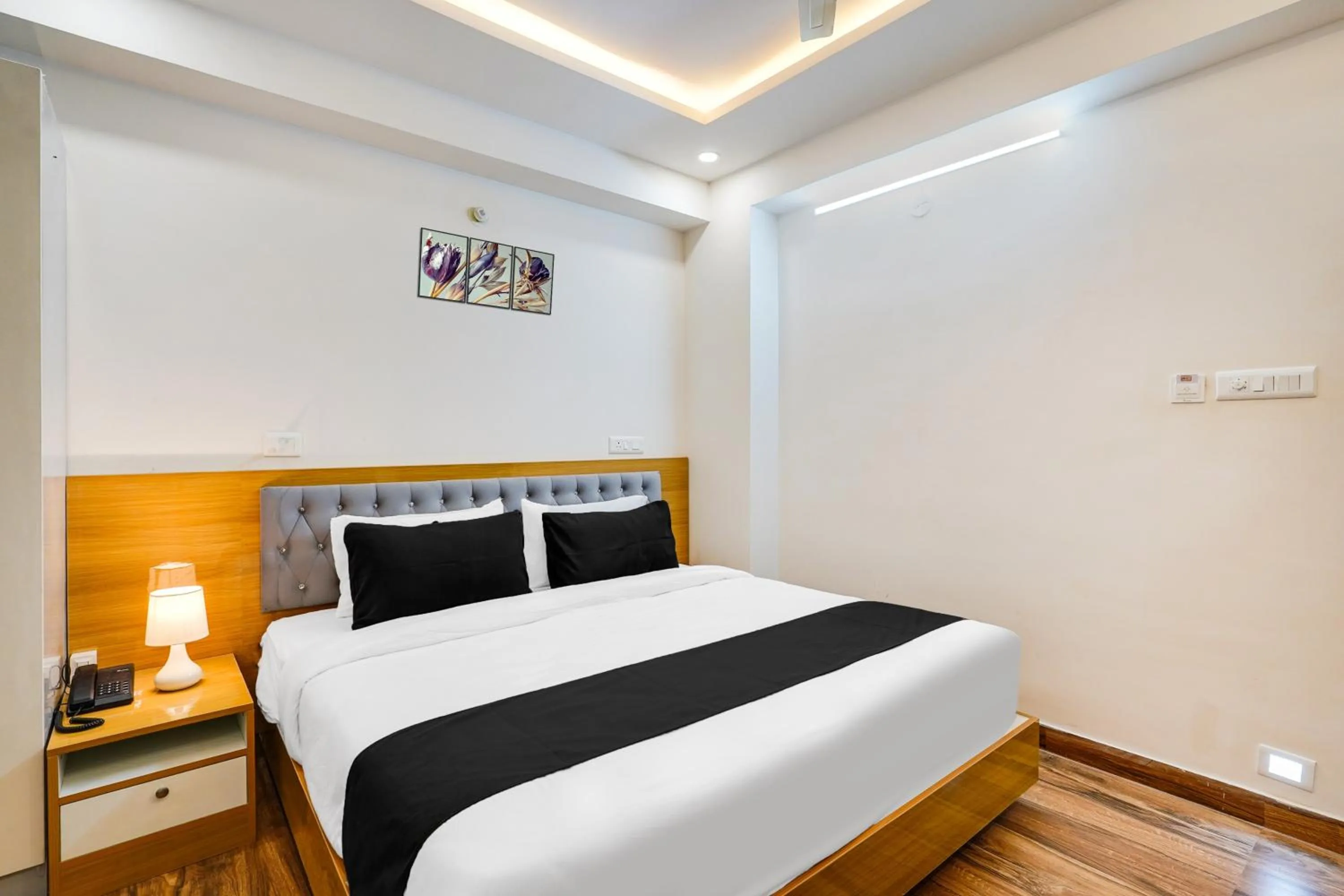 Bedroom, Bed in Townhouse RedMoon Suites