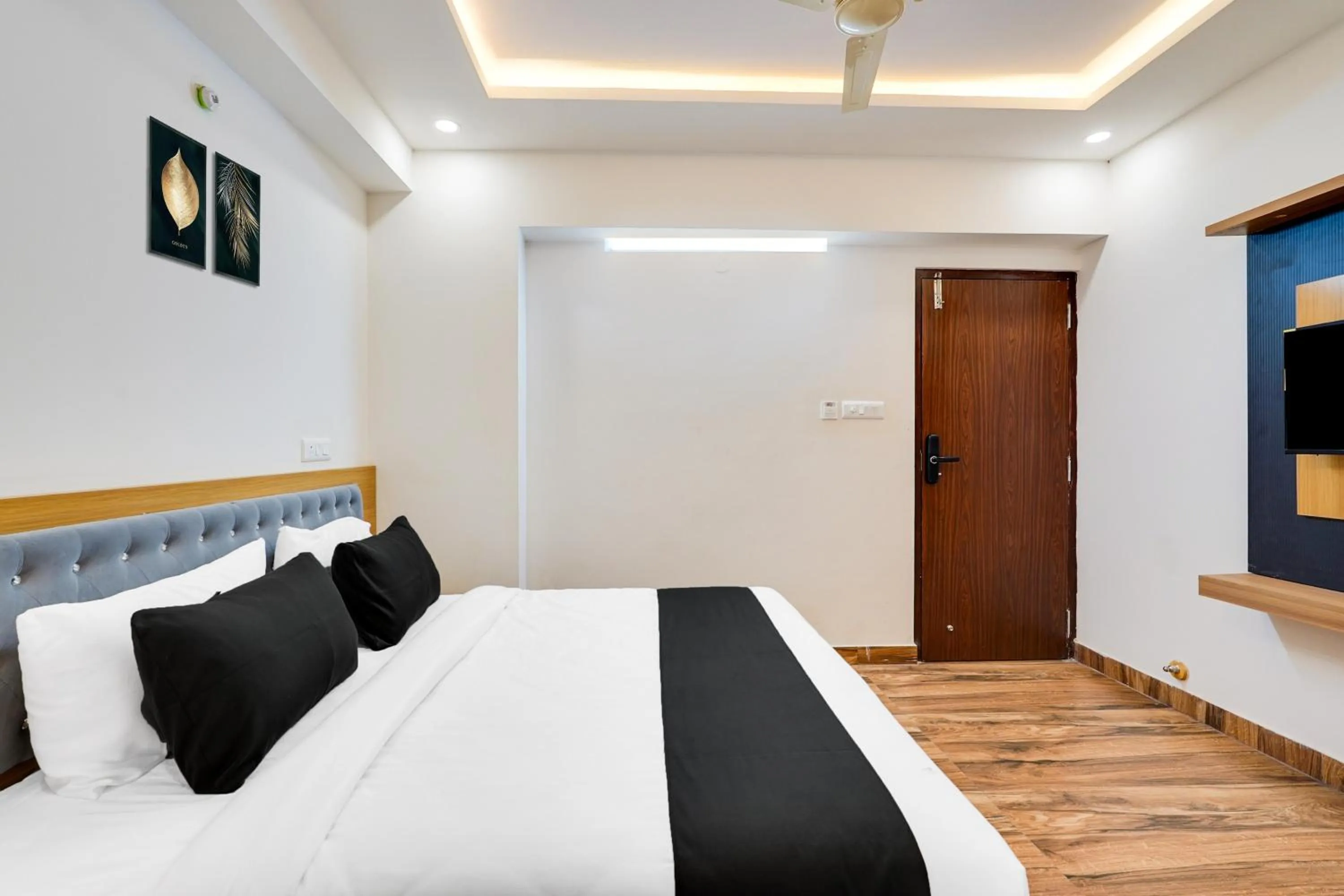 Bedroom, Bed in Townhouse RedMoon Suites