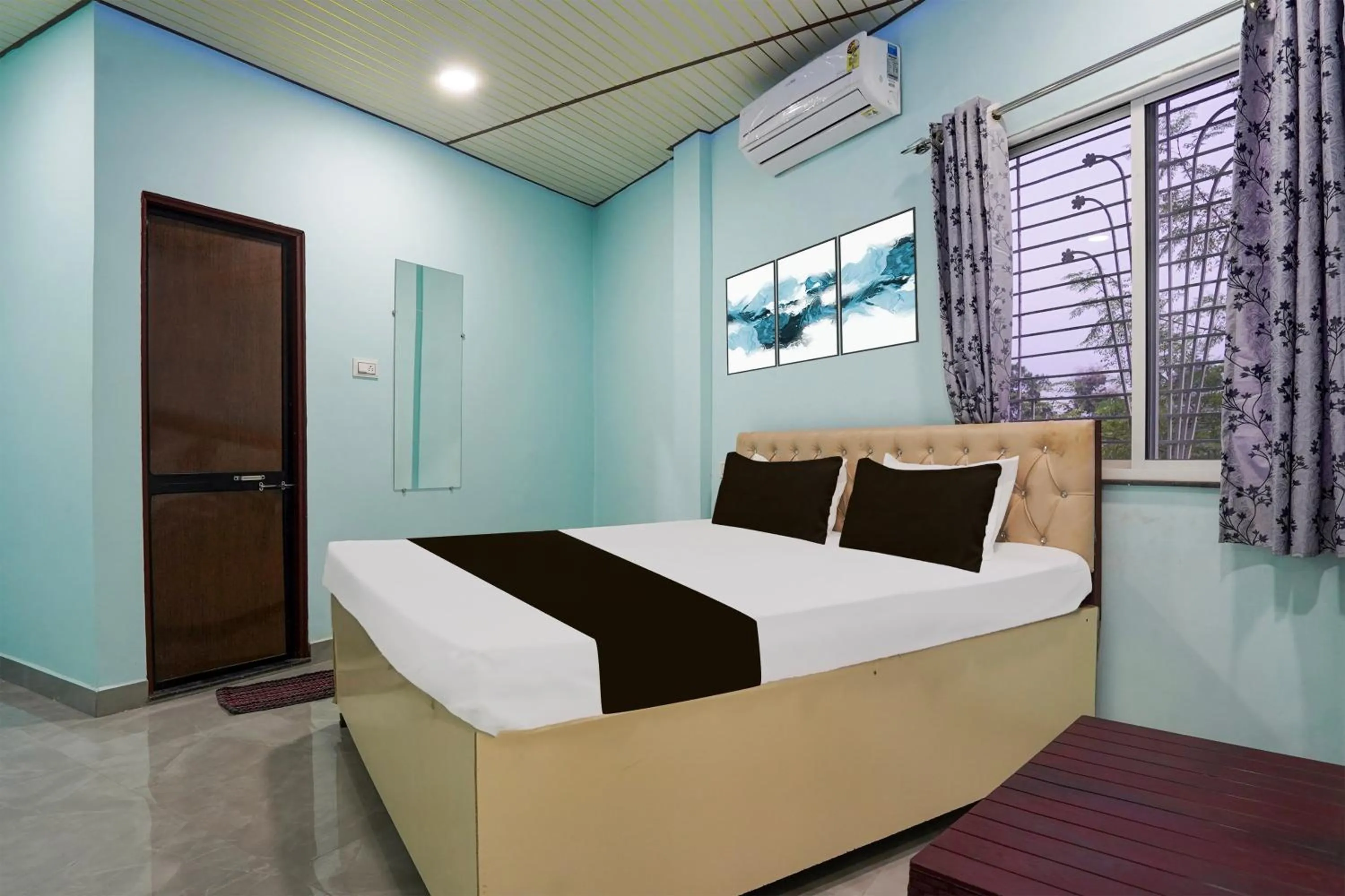 Bedroom, Bed in Hotel O JANNAT