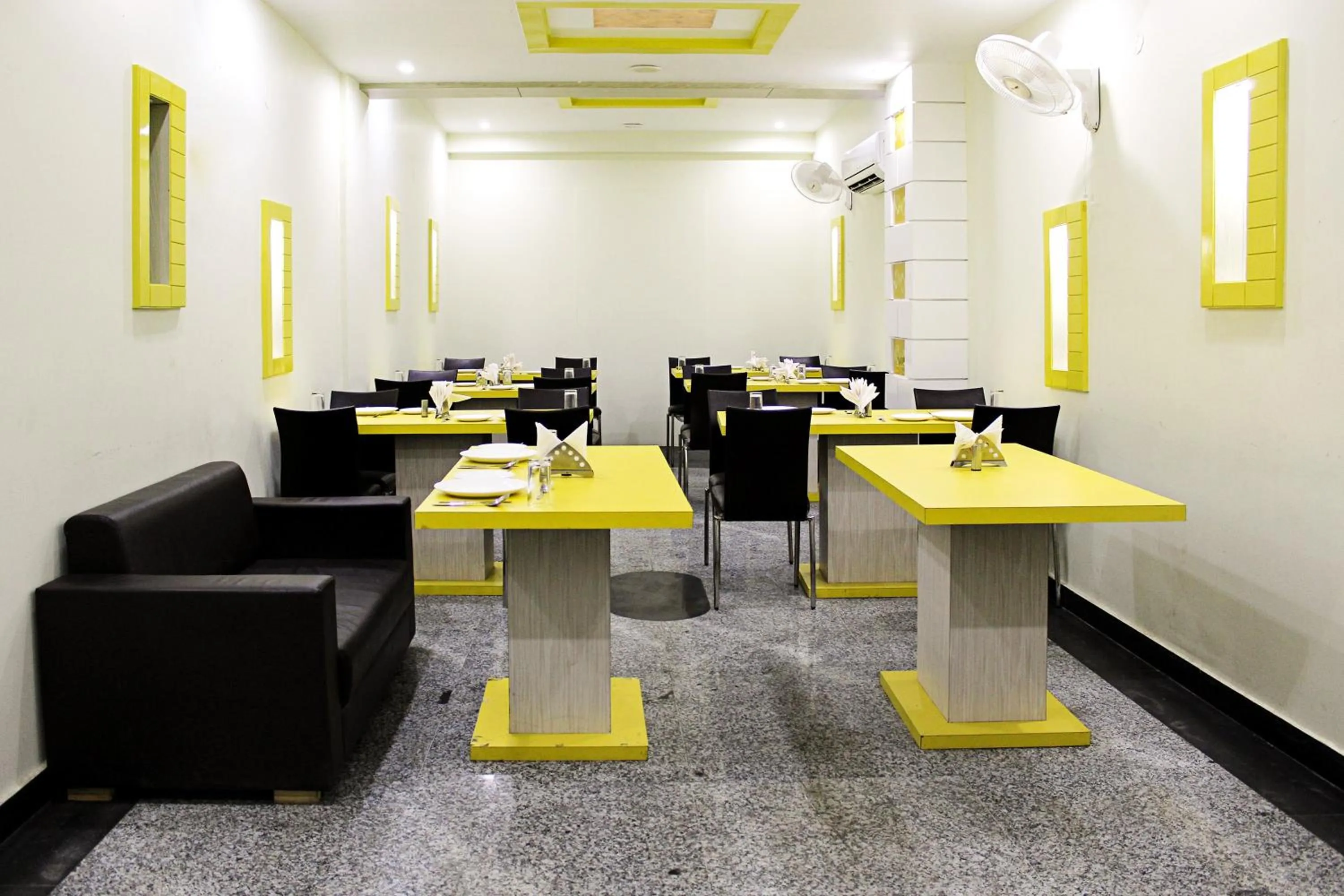 Restaurant/places to eat in Hotel O Tajway Inn