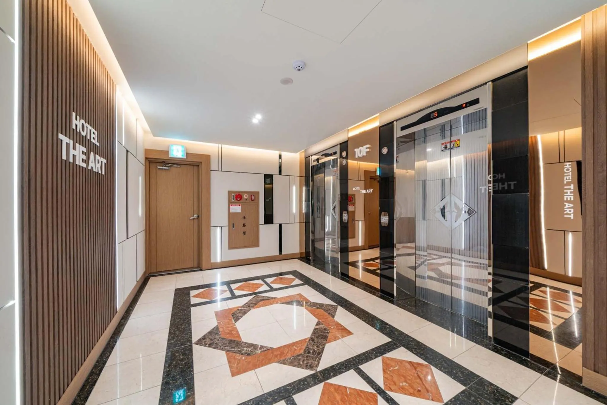 elevator in Hotel THE ART UIWANG