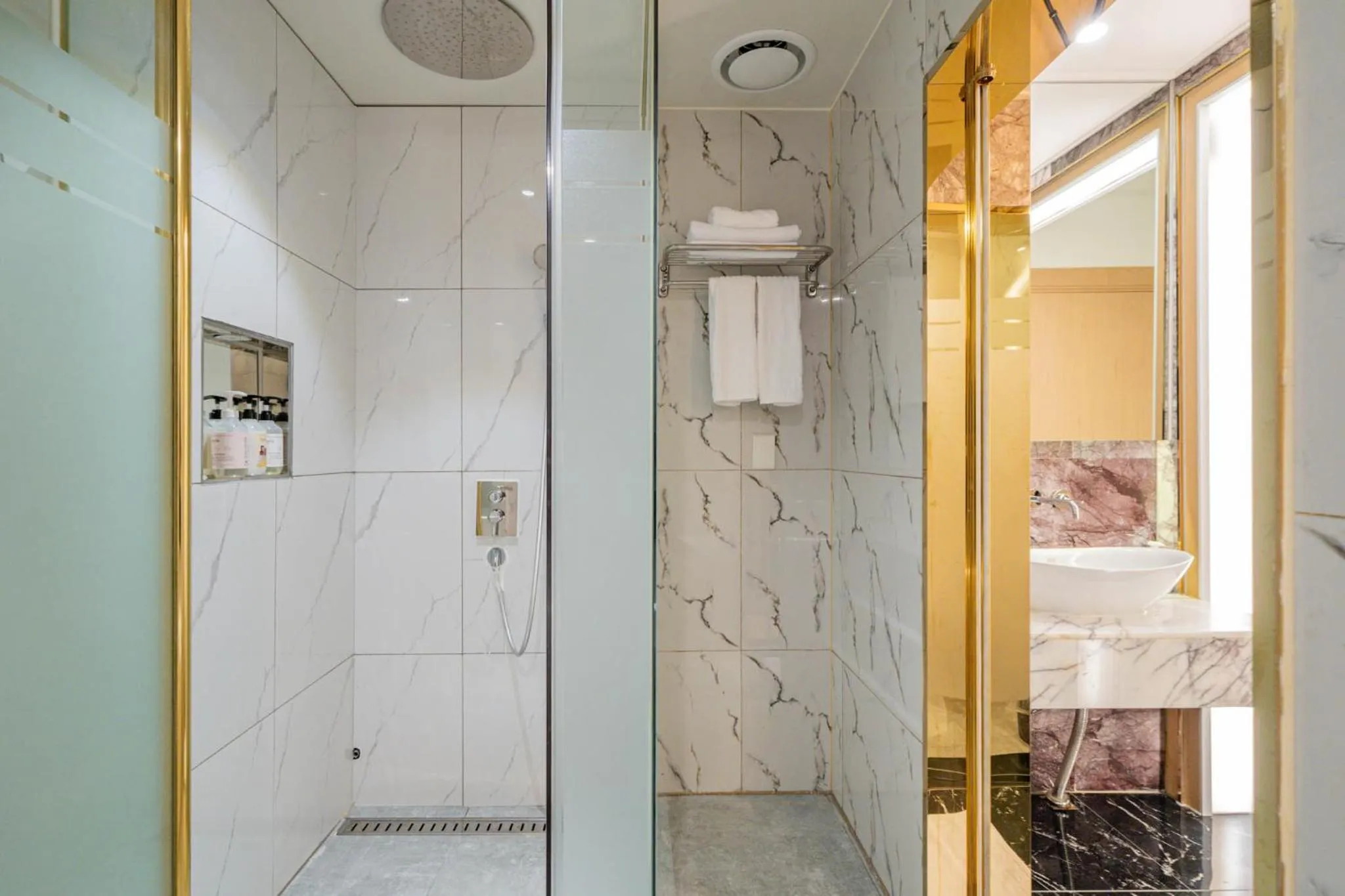 Shower in Hotel THE ART UIWANG