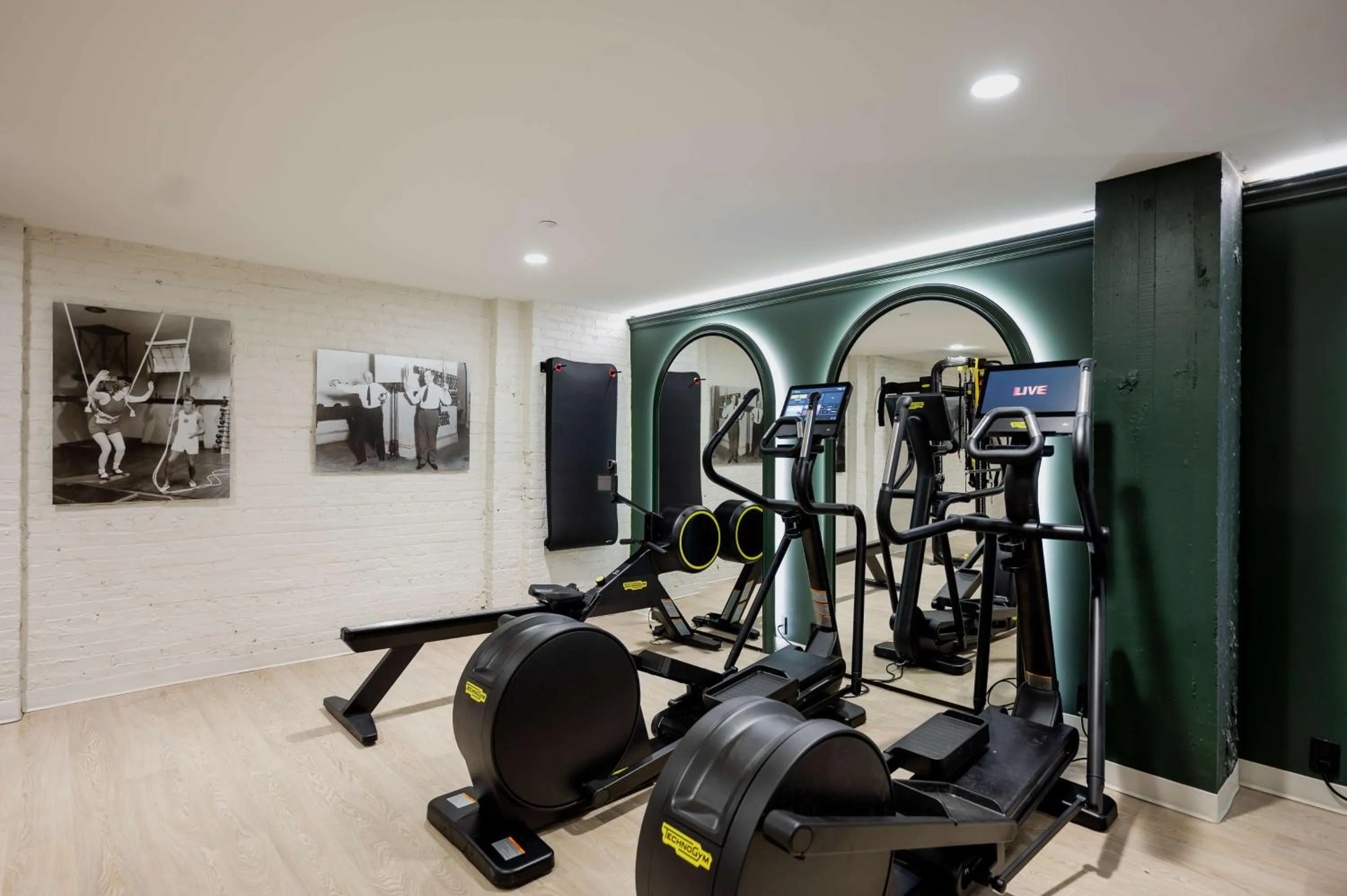 Fitness centre/facilities in Hotel Fort Des Moines, Curio Collection By Hilton