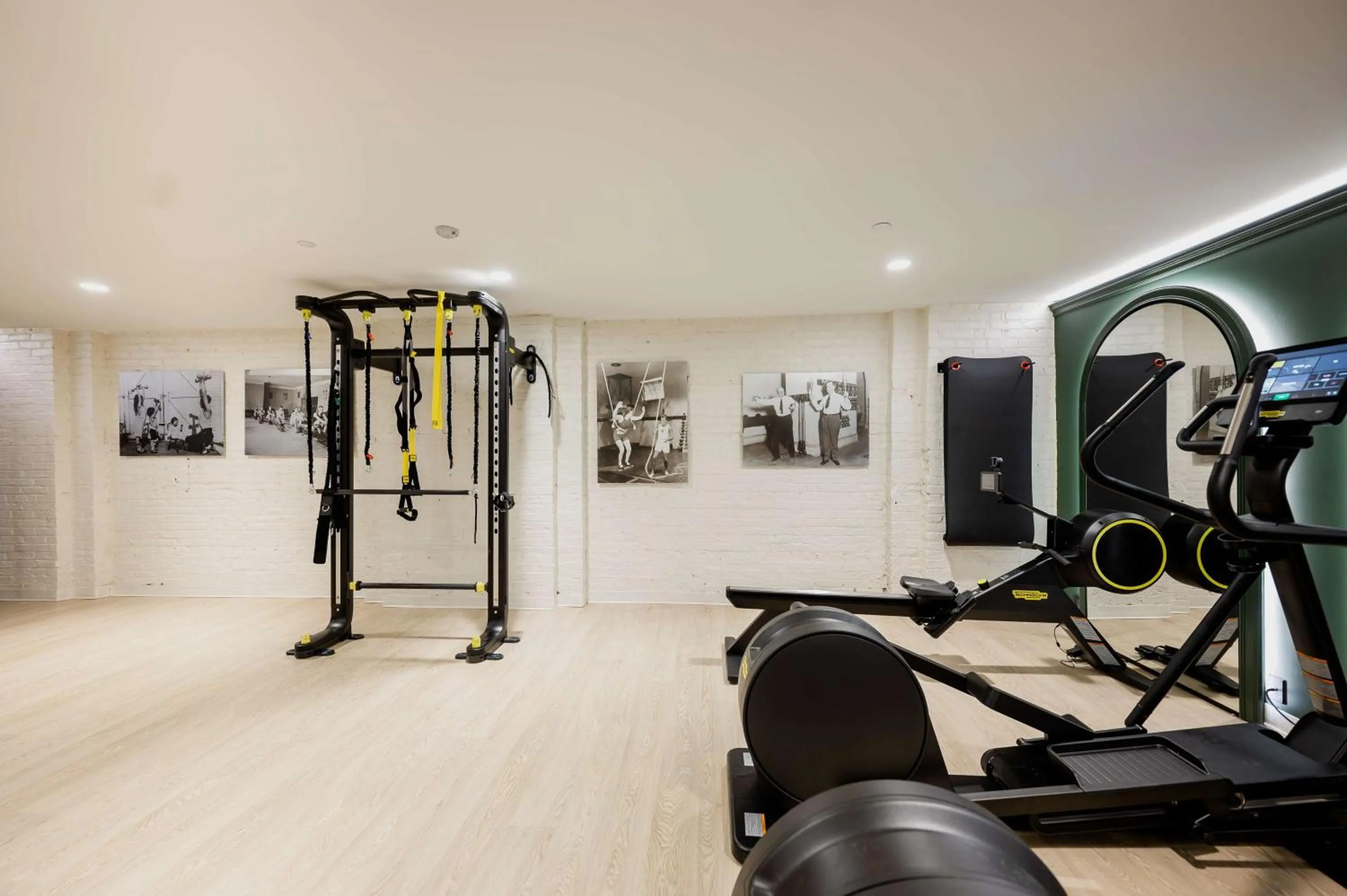 Fitness centre/facilities in Hotel Fort Des Moines, Curio Collection By Hilton