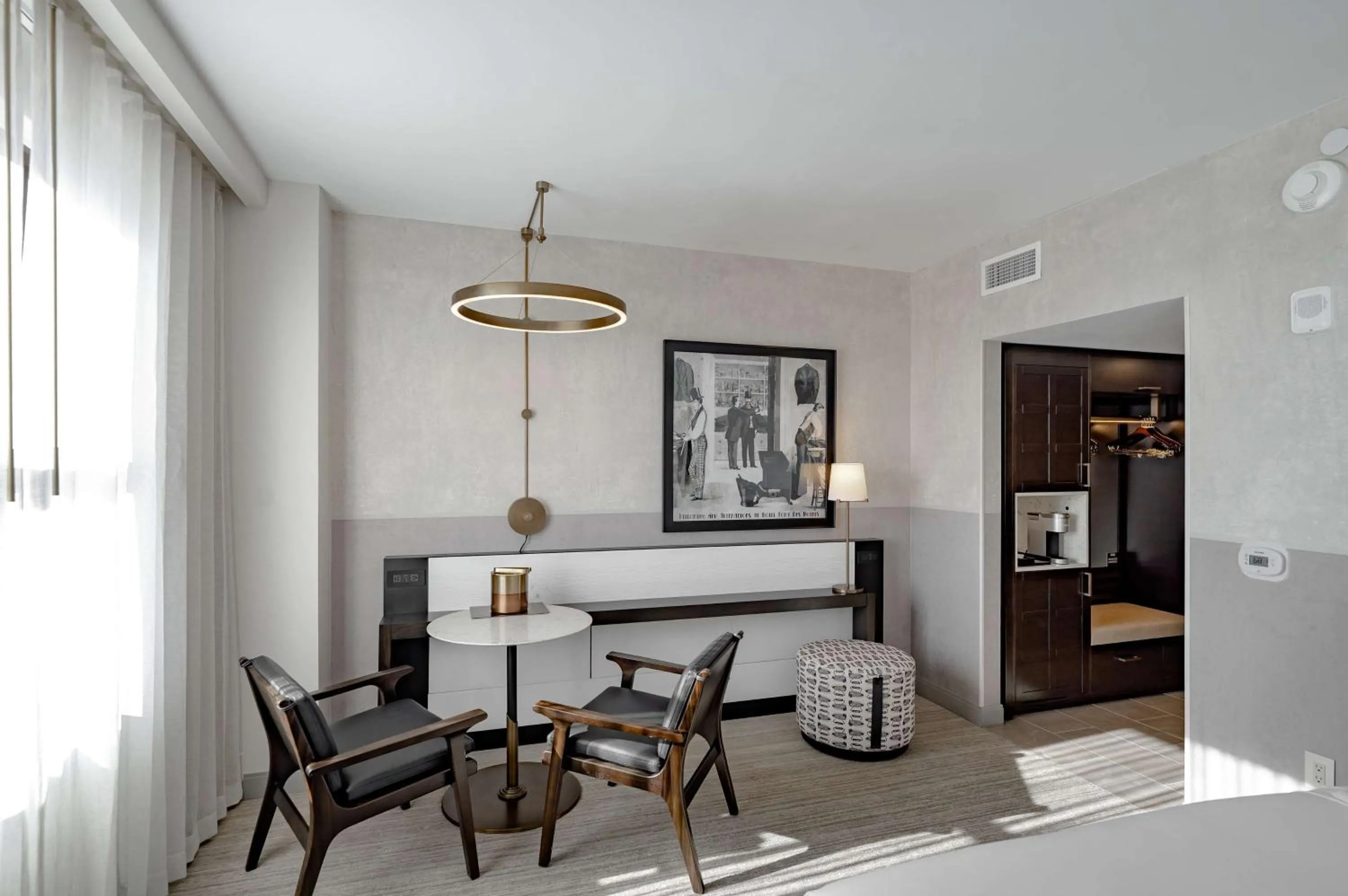 Living room in Hotel Fort Des Moines, Curio Collection By Hilton