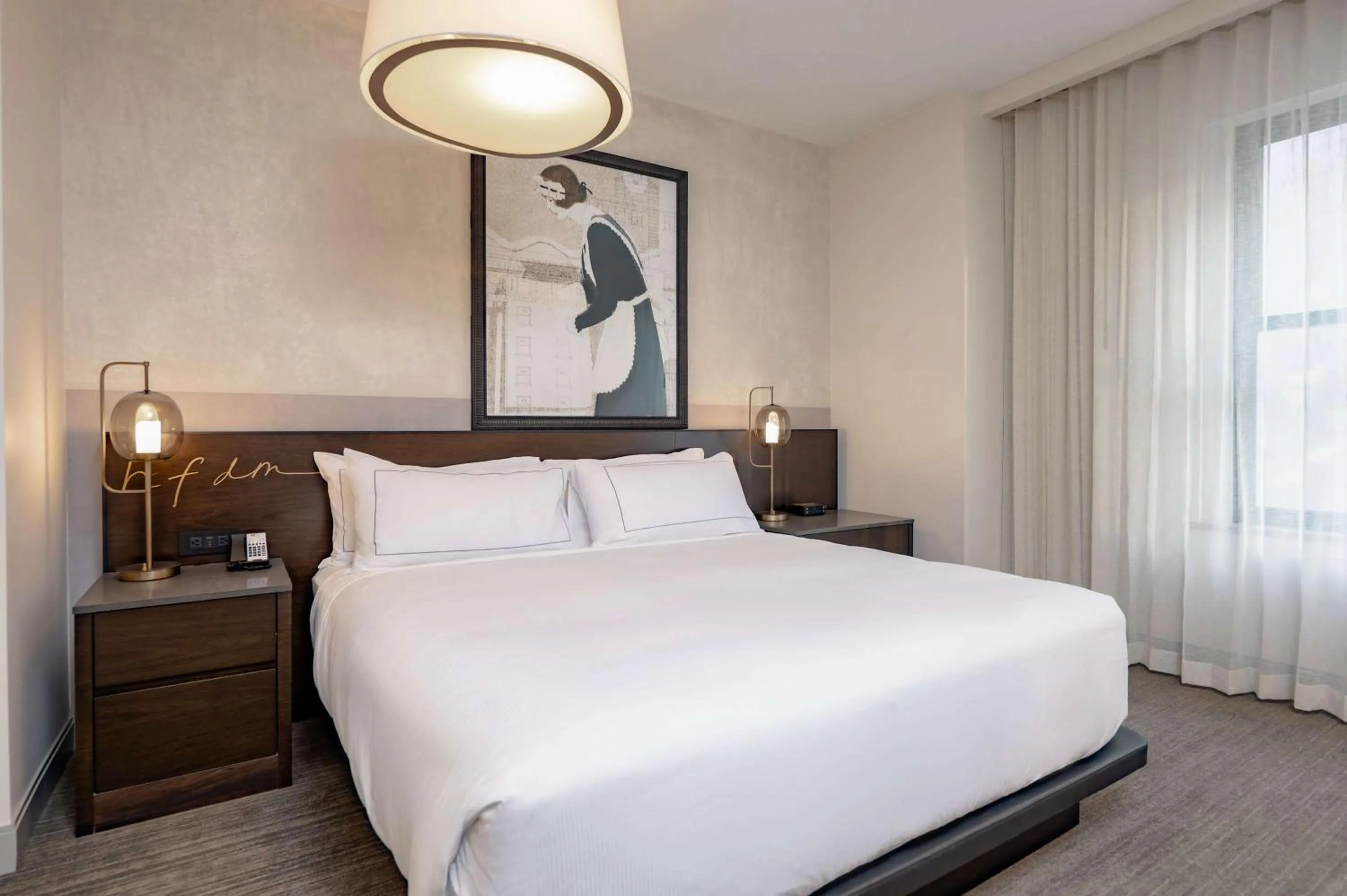 Bed in Hotel Fort Des Moines, Curio Collection By Hilton