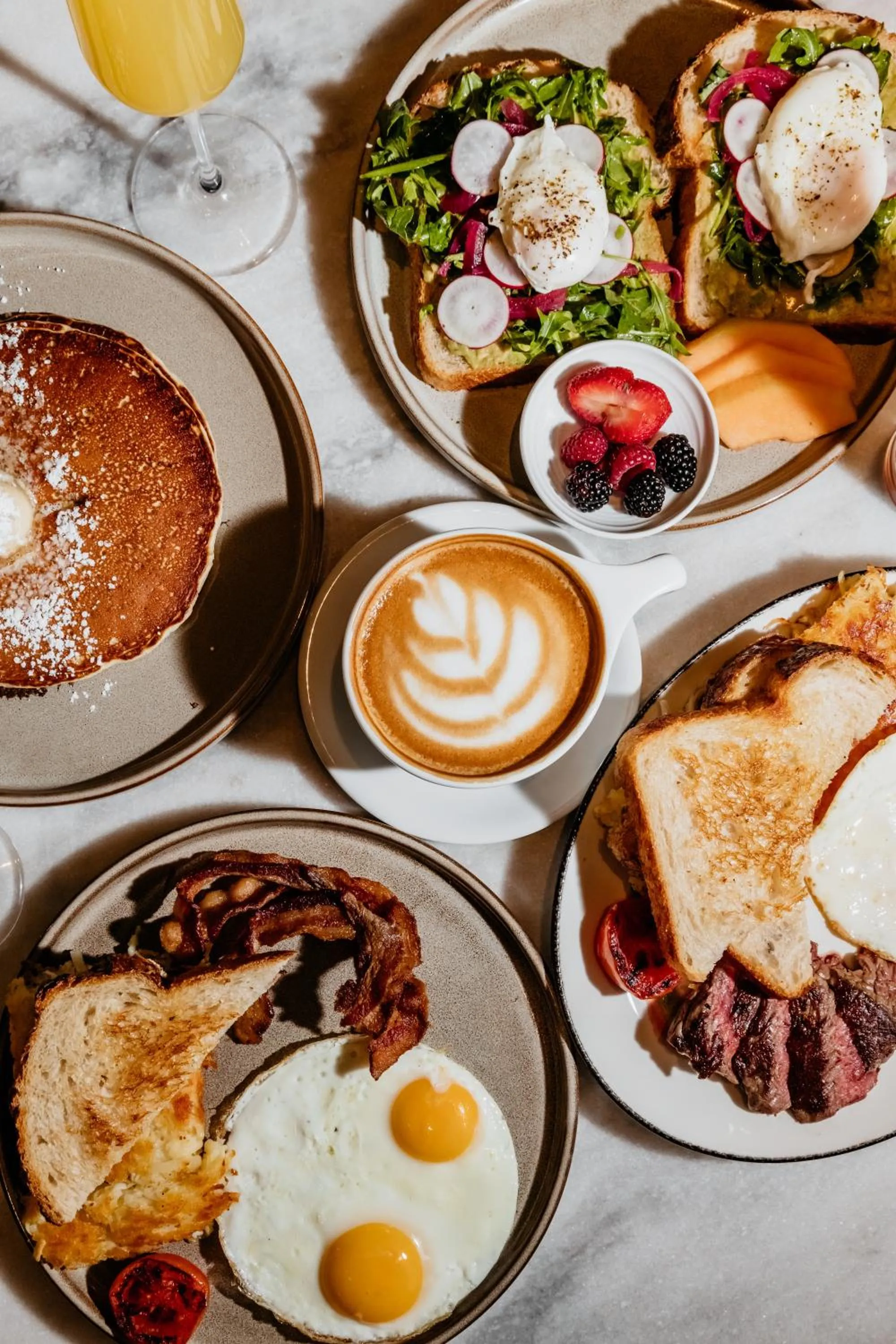 Breakfast in Hotel Fort Des Moines, Curio Collection By Hilton