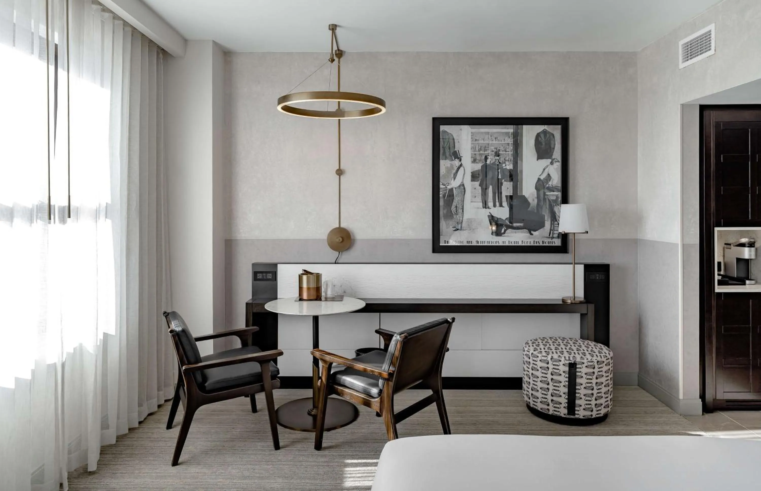 Bed in Hotel Fort Des Moines, Curio Collection By Hilton