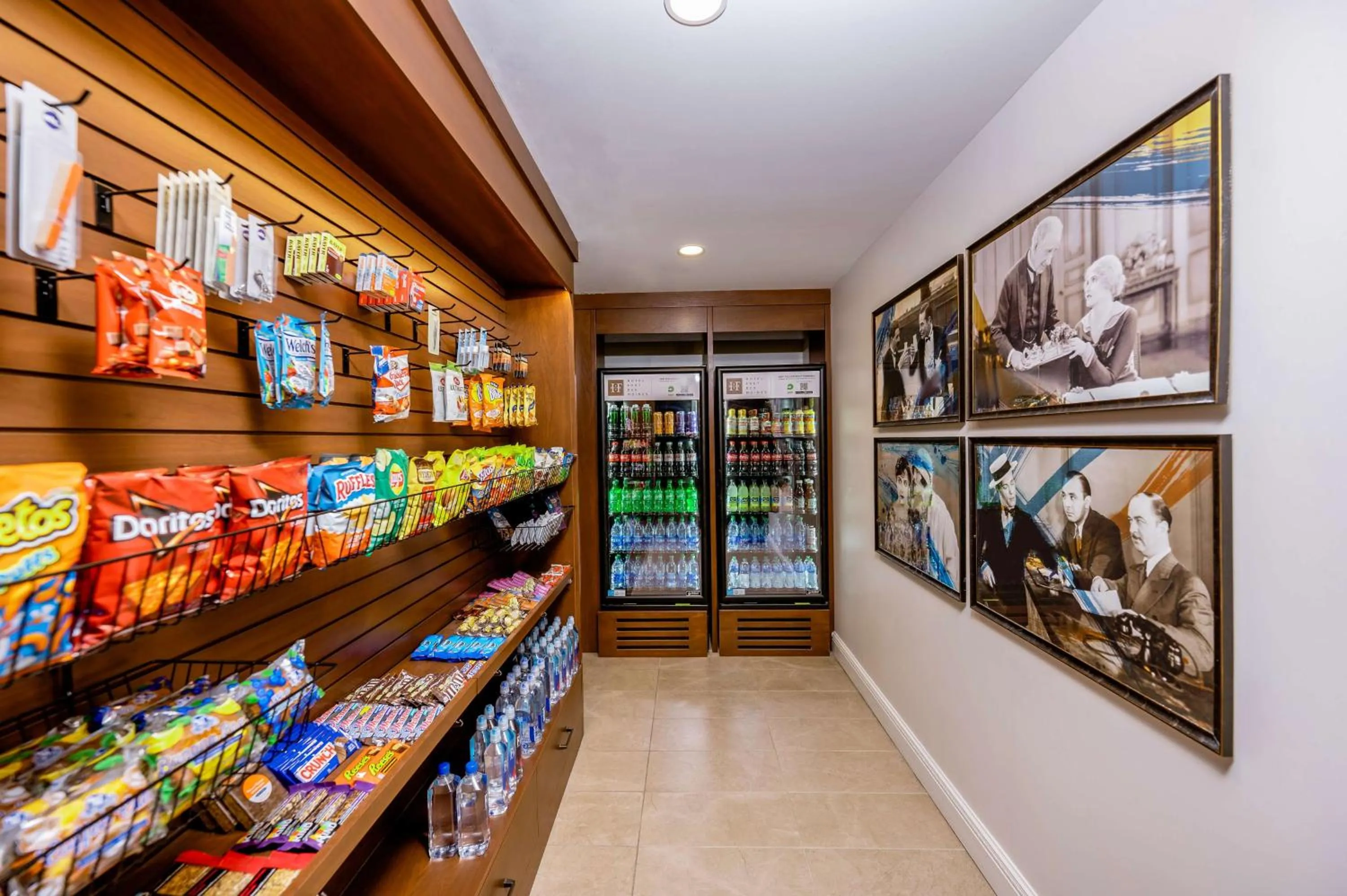 Restaurant/places to eat in Hotel Fort Des Moines, Curio Collection By Hilton