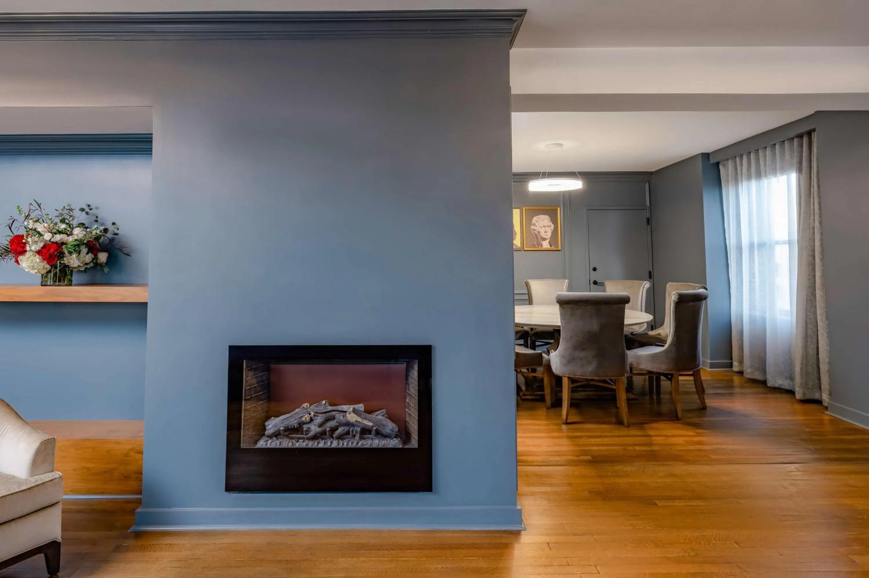 Living room in Hotel Fort Des Moines, Curio Collection By Hilton