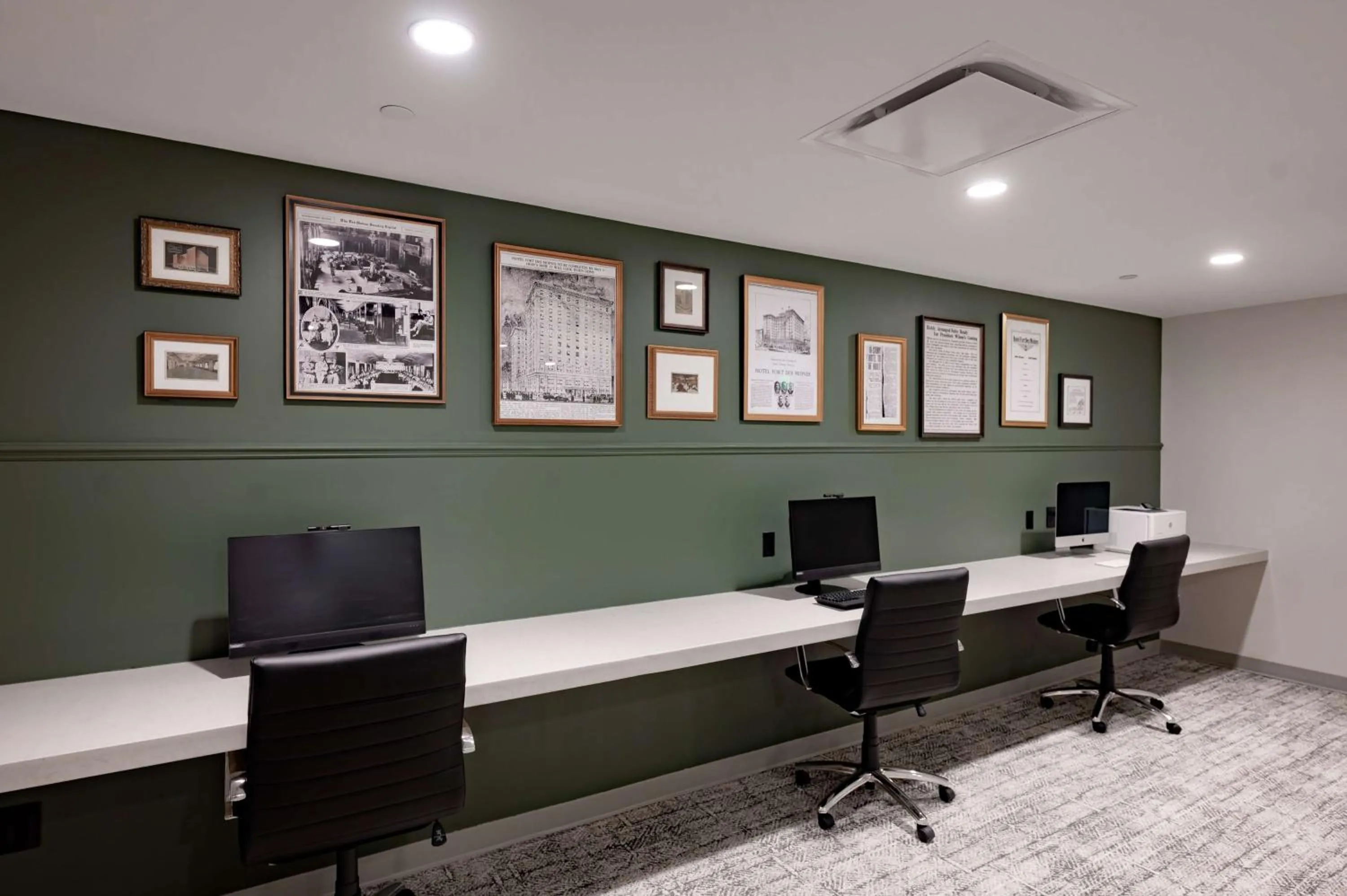 Business facilities in Hotel Fort Des Moines, Curio Collection By Hilton