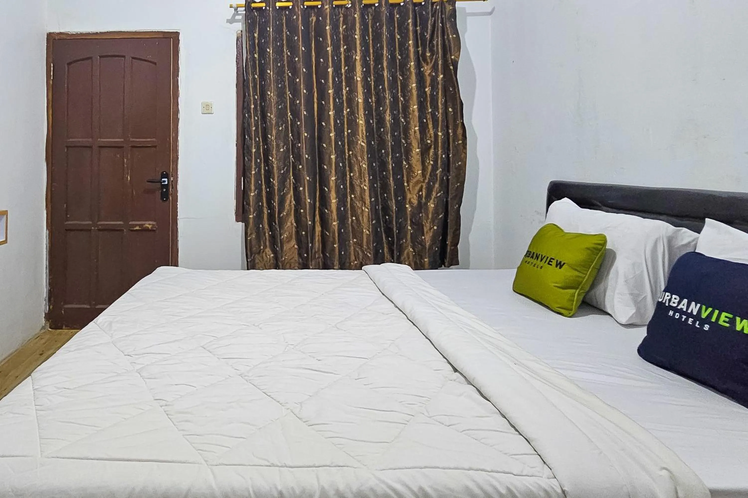 Bedroom, Bed in Urbanview Orchid Guest House