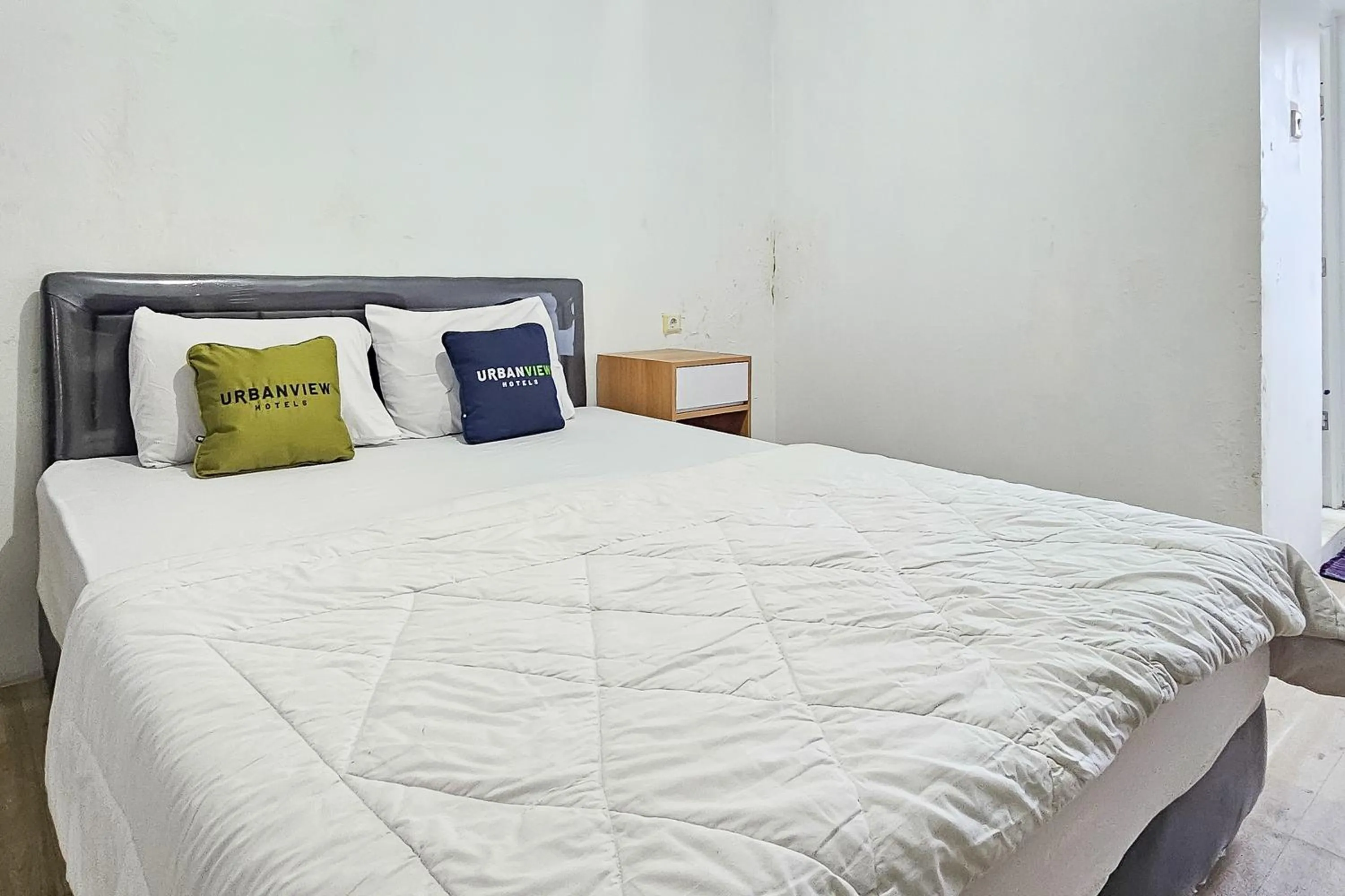 Bedroom, Bed in Urbanview Orchid Guest House