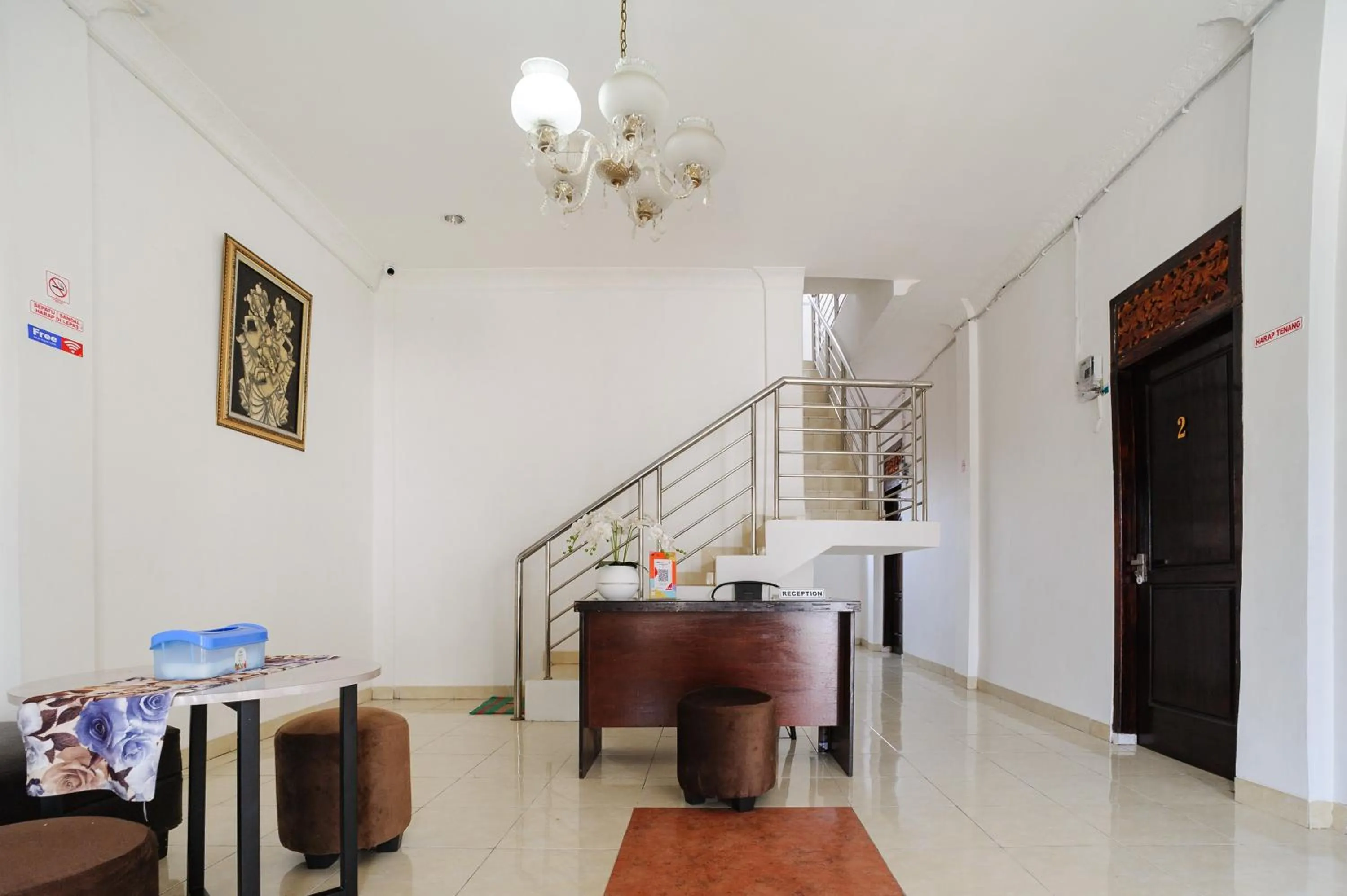 Lobby or reception in Urbanview GH Flamboyan 3 Syariah Lampung By RedDoorz