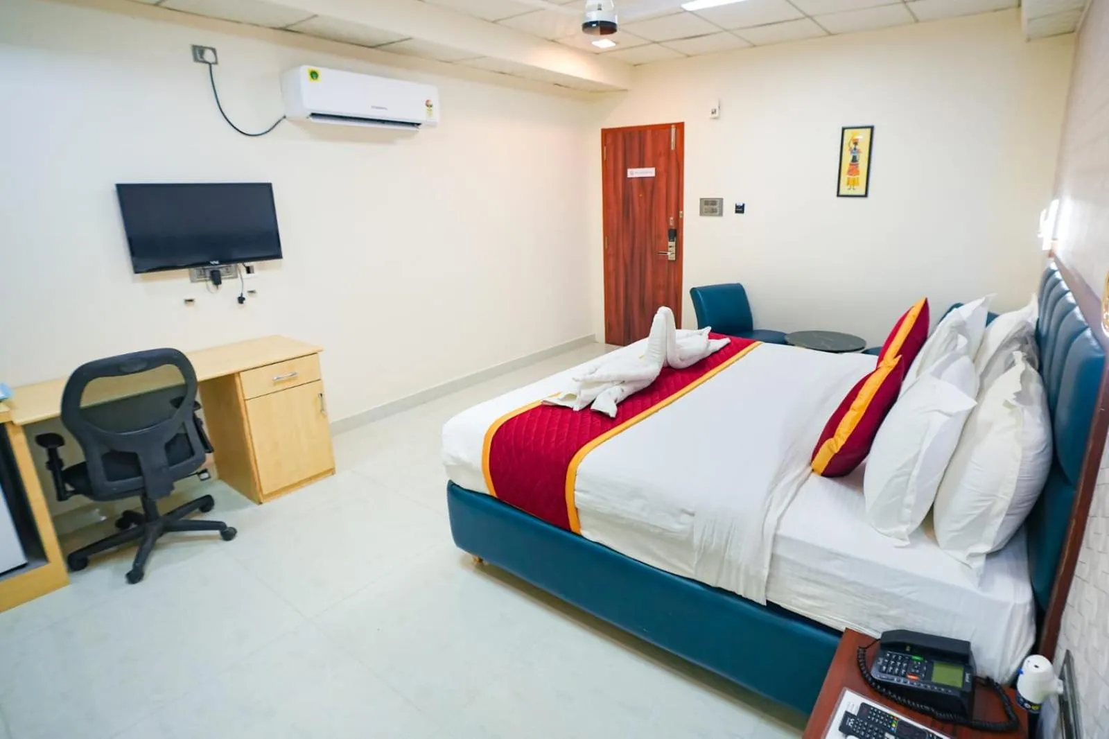 Photo of the whole room, Bed in Sunrise A Boutique Hotel, Kondapur - Gachibowli