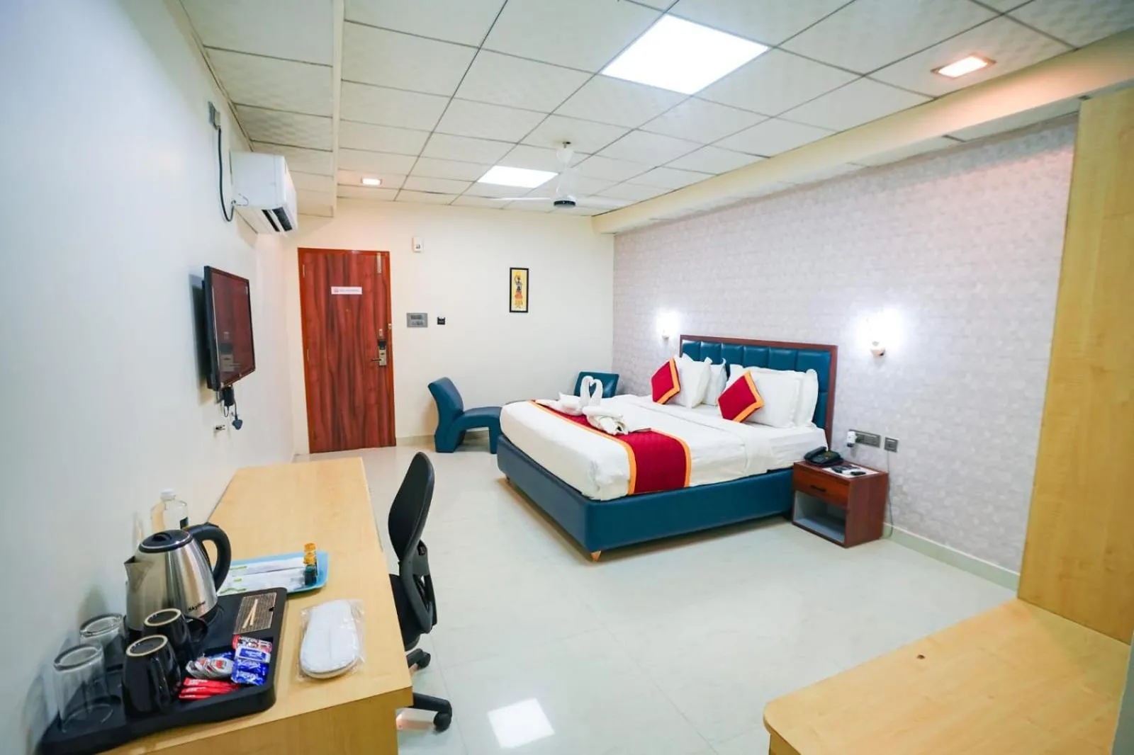 Photo of the whole room, Bed in Sunrise A Boutique Hotel, Kondapur - Gachibowli