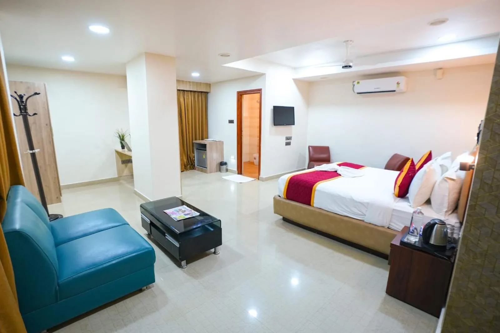 Photo of the whole room, Bed in Sunrise A Boutique Hotel, Kondapur - Gachibowli